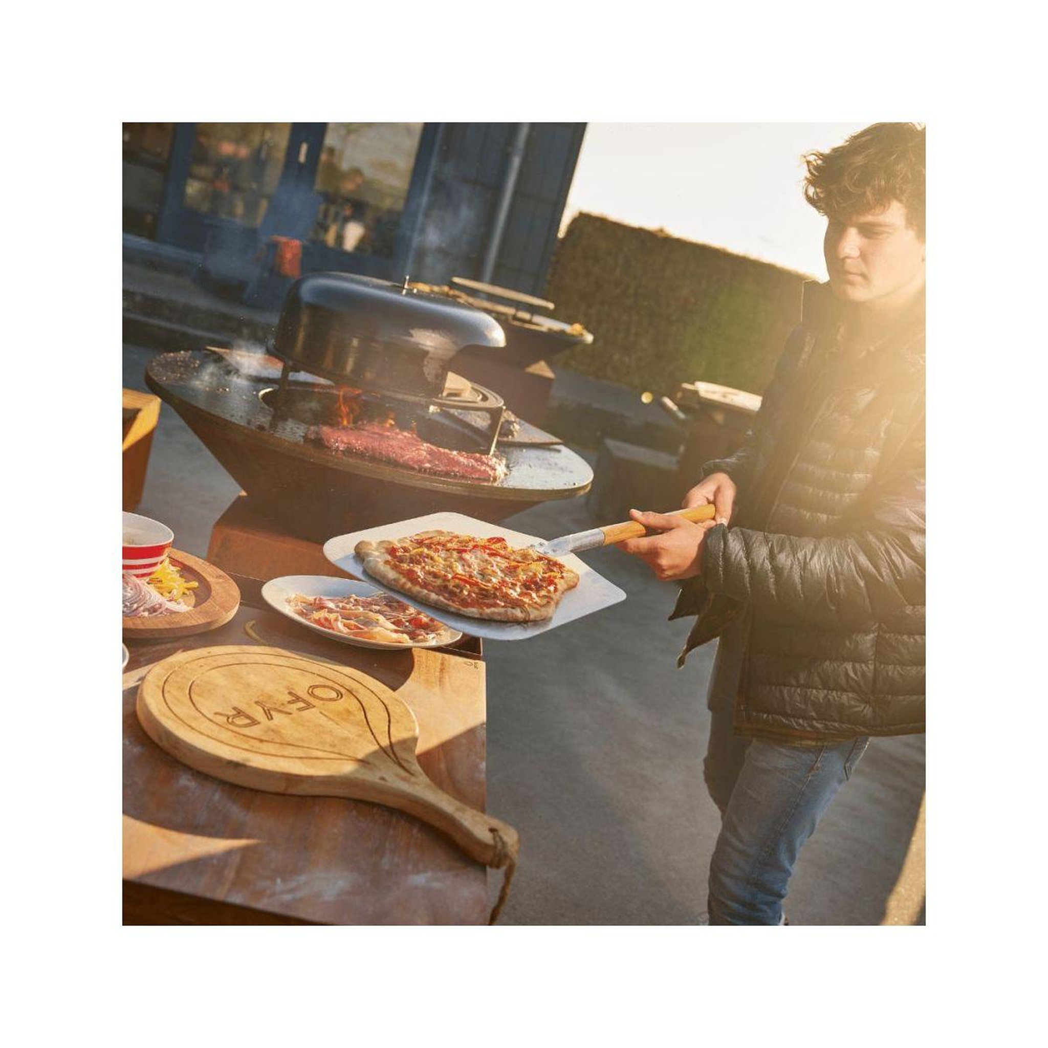 Voir la diapositive 2 : OFYR Plaque pizza barbecue oa-po-100 (oven85 avec pelle + pierre à pizza)