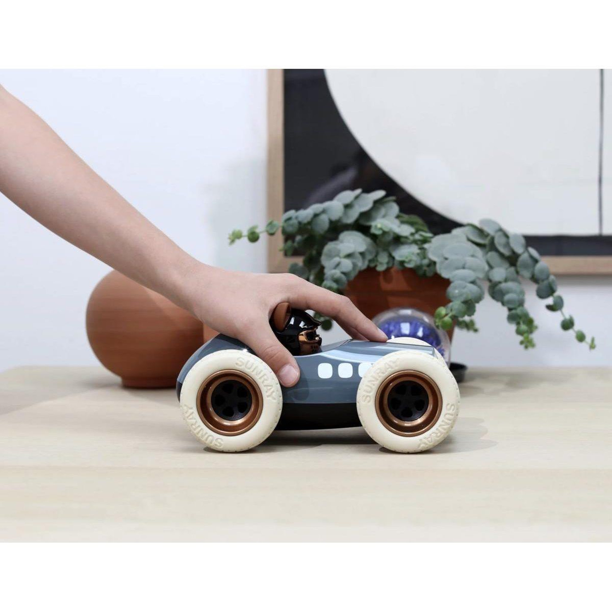 Voir la diapositive 2 : PLAYFOREVER Voiture egg karlos - scrambler gris