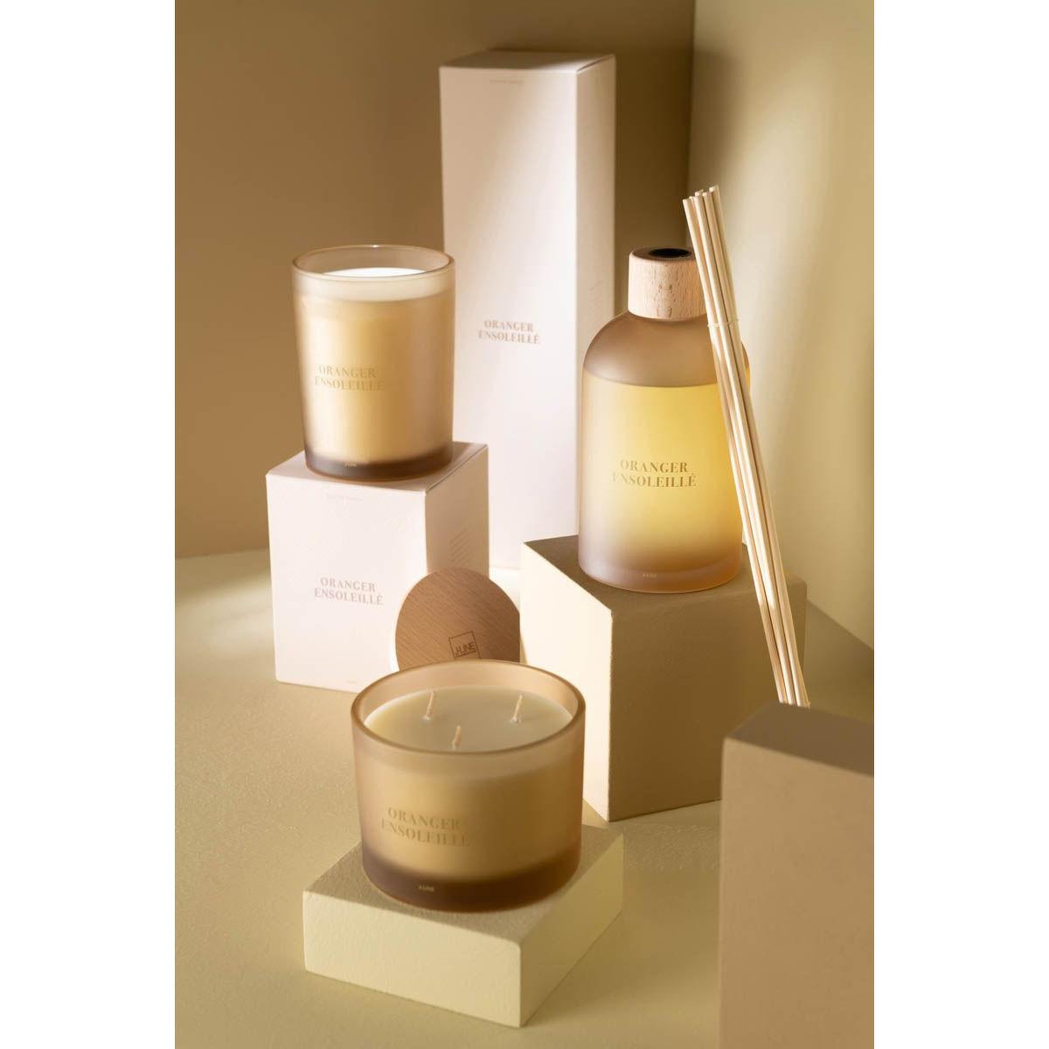 Voir la diapositive 6 : J-LINE Bougie parfumée  accords essentiels  12cm oranger ensoleillé