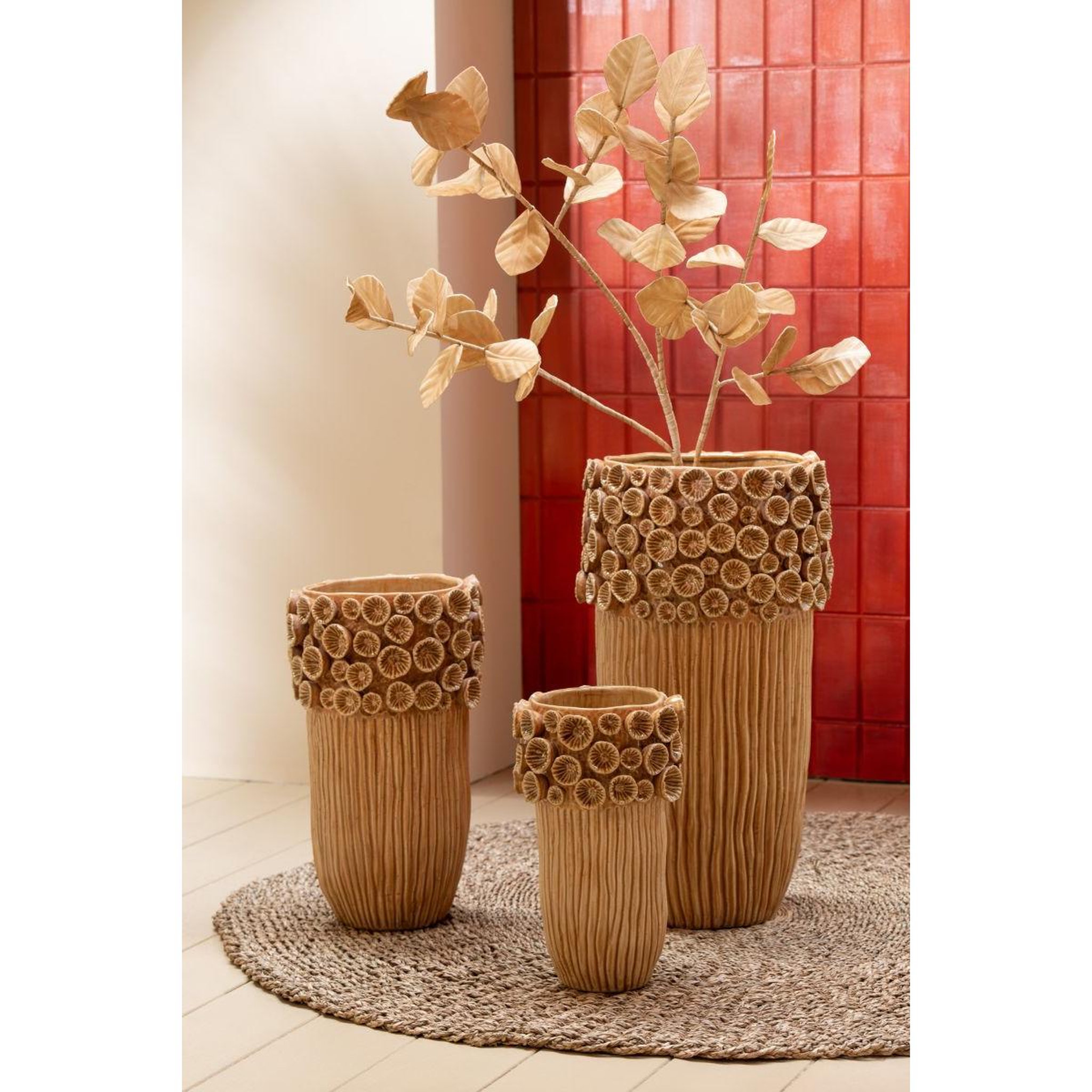 Voir la diapositive 4 : J-LINE Vase corail en argile  isidro  56cm ocre