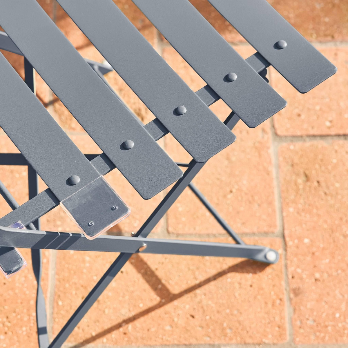 SWEEEK Table de jardin bistrot pliante métal + 2 assises bleu grisé Ø60 x 70cm. acier thermolaqué