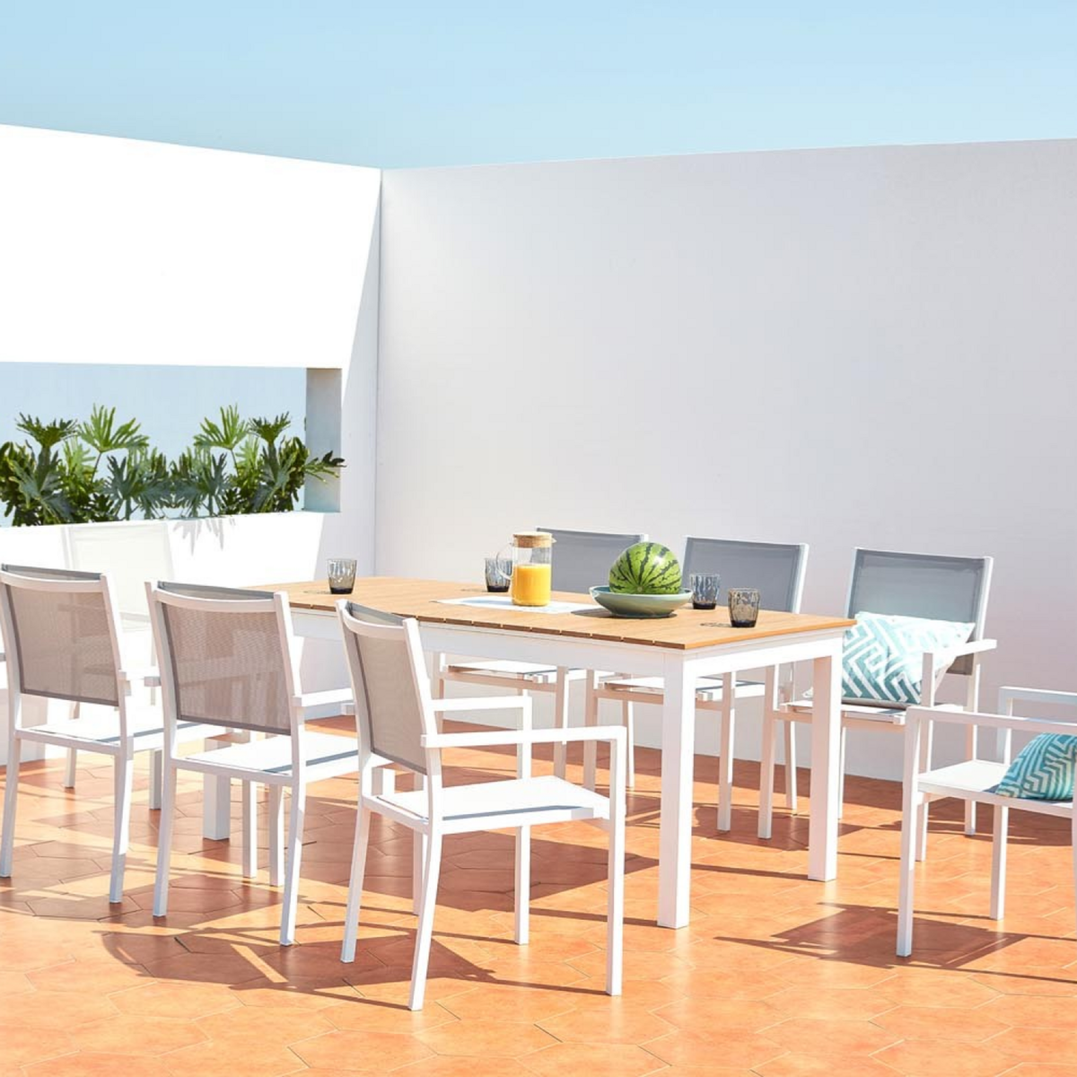 CONCEPT USINE Table extensible de jardin 8 places en aluminium et bois MADEIRA