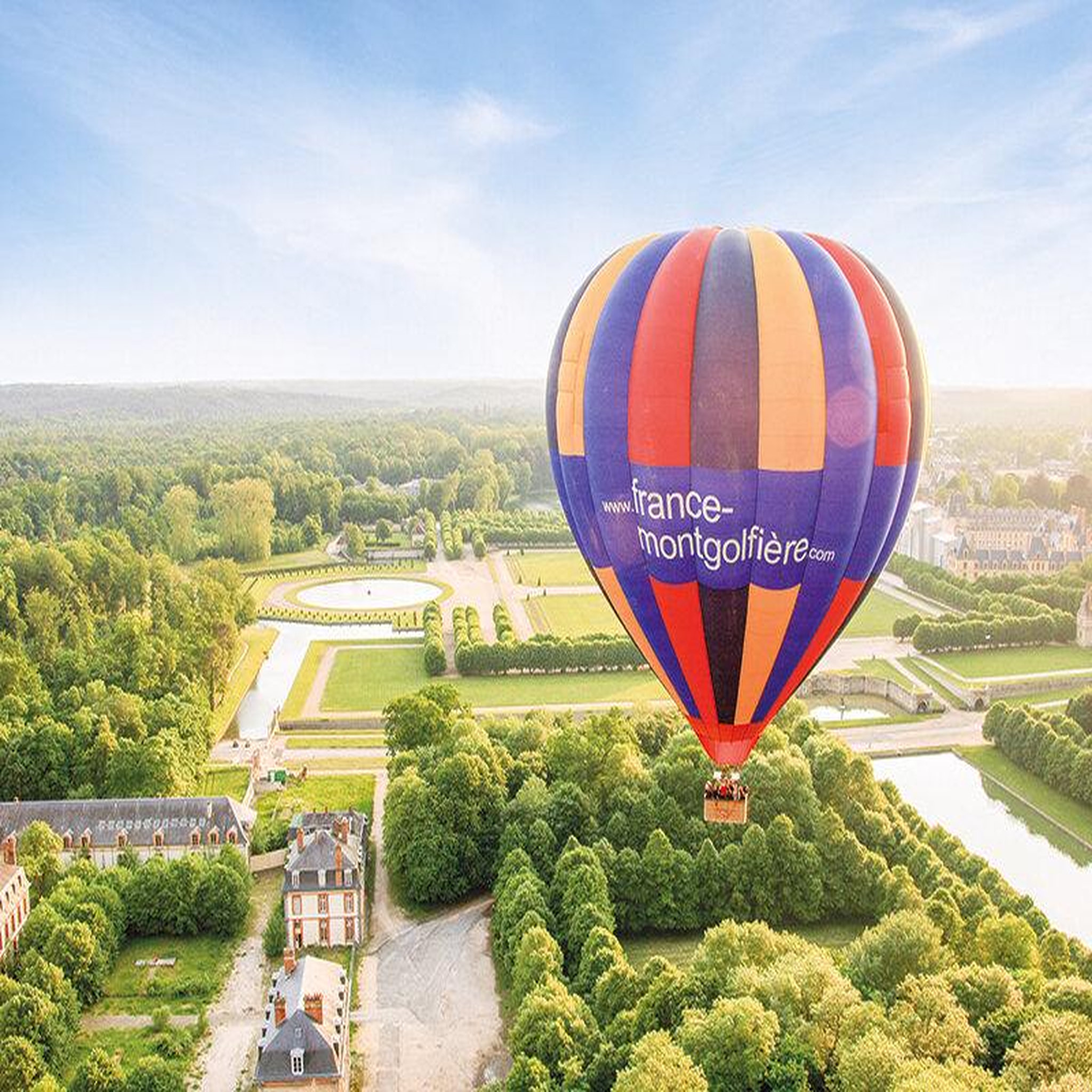 Voir la diapositive 3 : Smartbox Vol en montgolfière au-dessus du château de fontainebleau en semaine - coffret cadeau sport & aventure