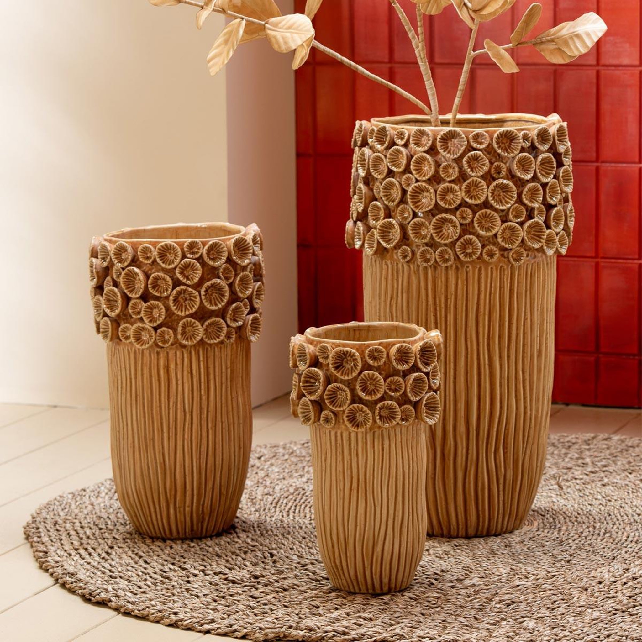 Voir la diapositive 3 : J-LINE Vase corail en argile  isidro  56cm ocre
