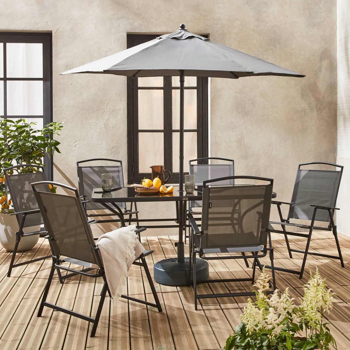 SWEEEK Table de jardin acier avec parasol + 6 assises. anthracite. structure acier avec revêtement anti rouille