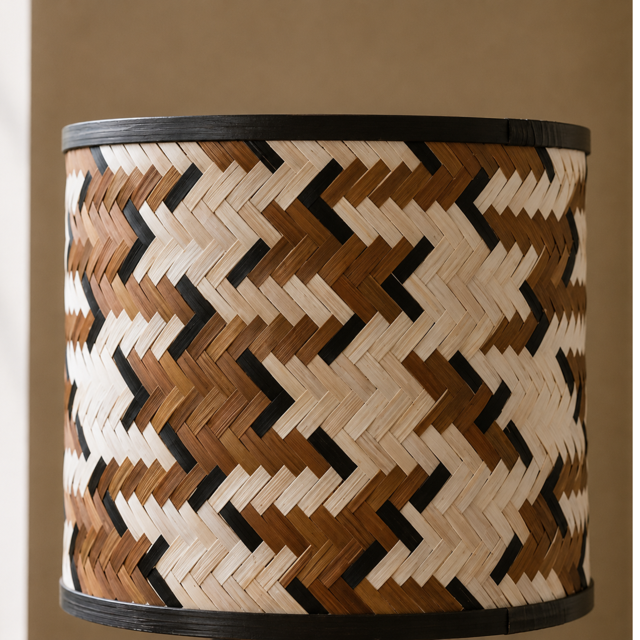 Voir la diapositive 3 : MAISON PAVANE Grande lampe à poser en bois de chêne et bambou marron et noir-phil