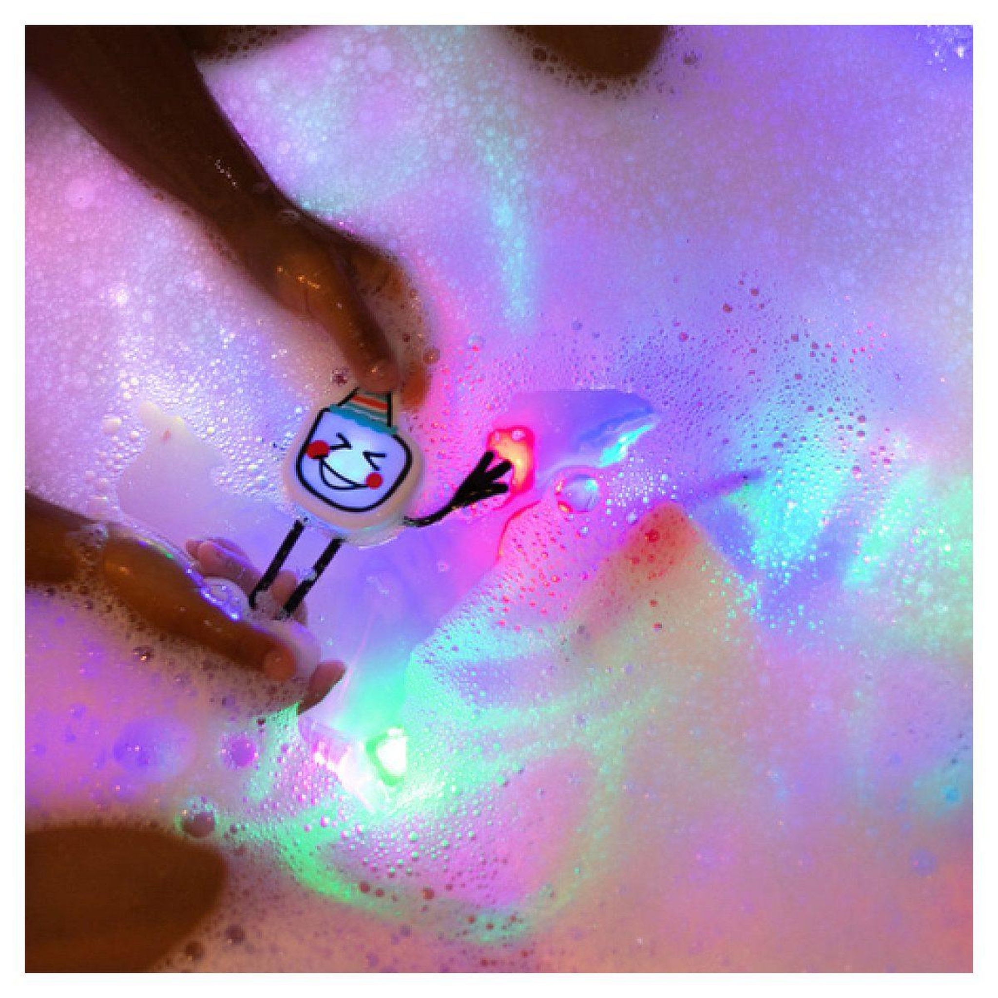 Voir la diapositive 3 : GLO PALS Figurine pour le bain -  festif blanc