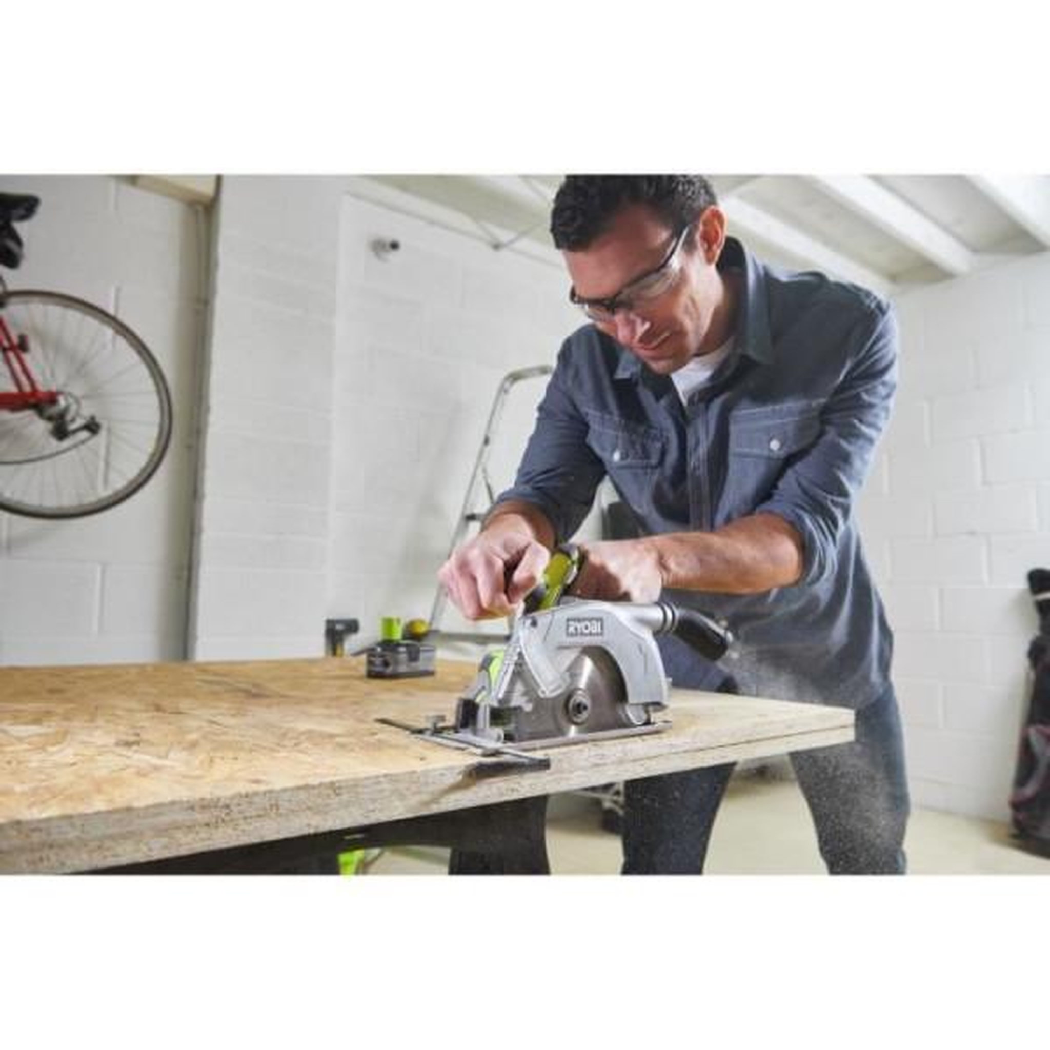 Voir la diapositive 4 : Ryobi RYOBI - Scie circulaire 18V ONE+ - diam. 165 mm x 16 mm - 4 700 tr/min - Livrée avec 1 lame 24 dents - R18CS-0