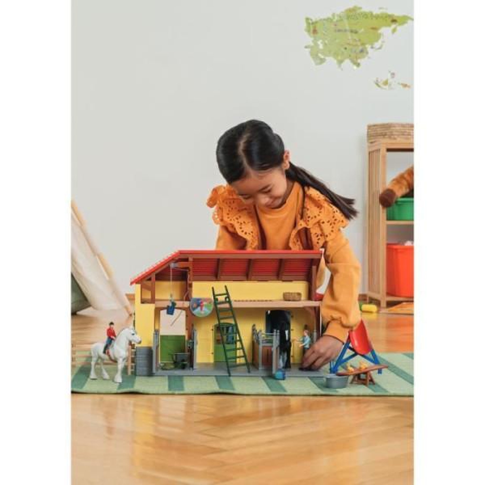 Voir la diapositive 3 : Schleich Écurie avec boxes et animaux, coffret de 82 pieces avec chevaux, Schleich 42485 Farm World, Des 4 ans