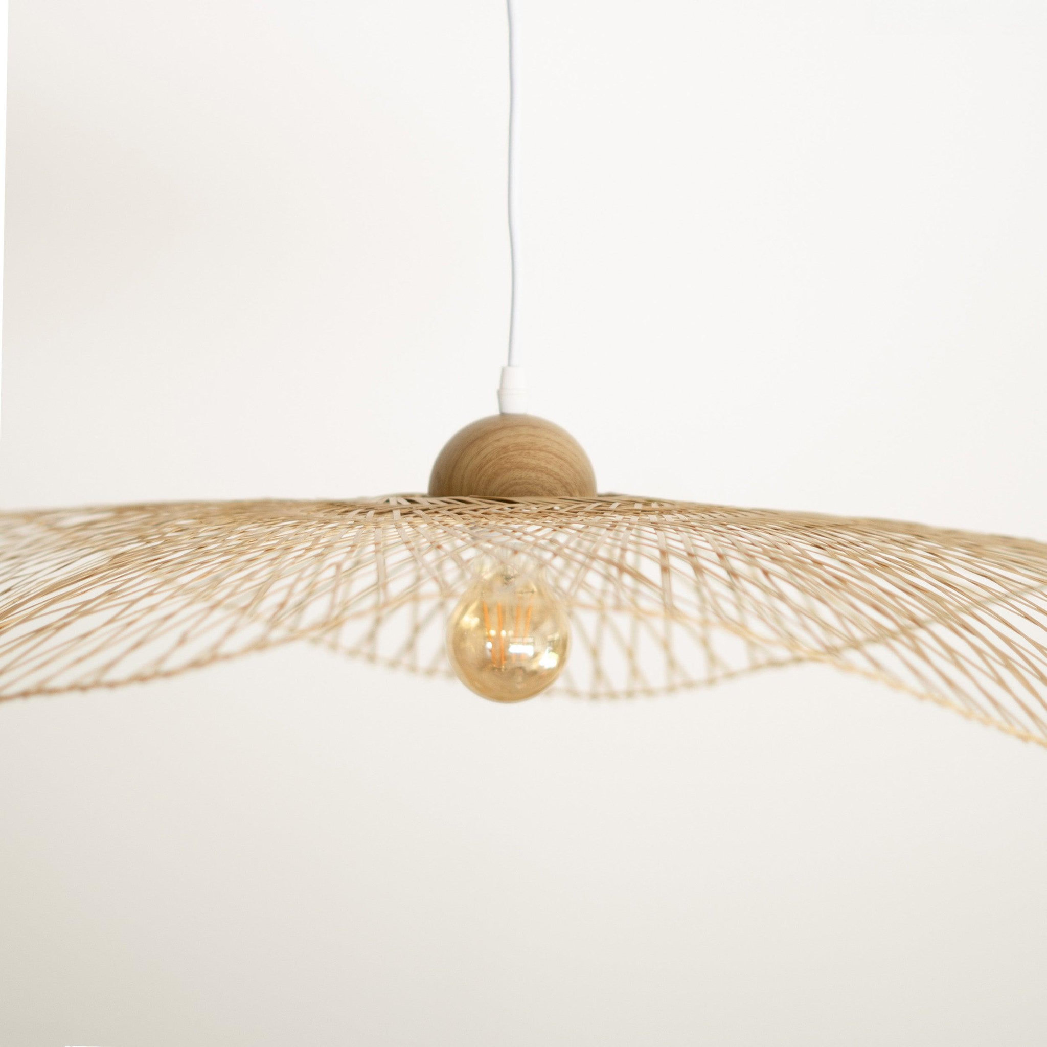 Voir la diapositive 5 : MAISON PAVANE Suspension d75 cm en bambou avec fil blanc-jipi