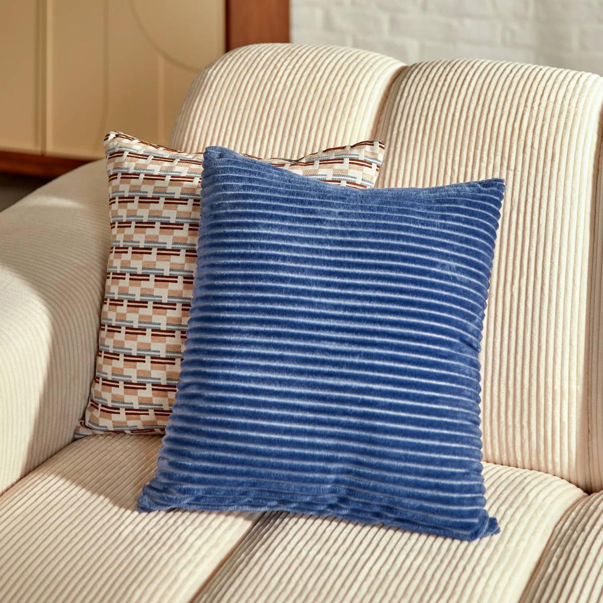 Voir la diapositive 4 : ATMOSPHERA Coussin en velours côtelé  arum  38x38cm bleu encre