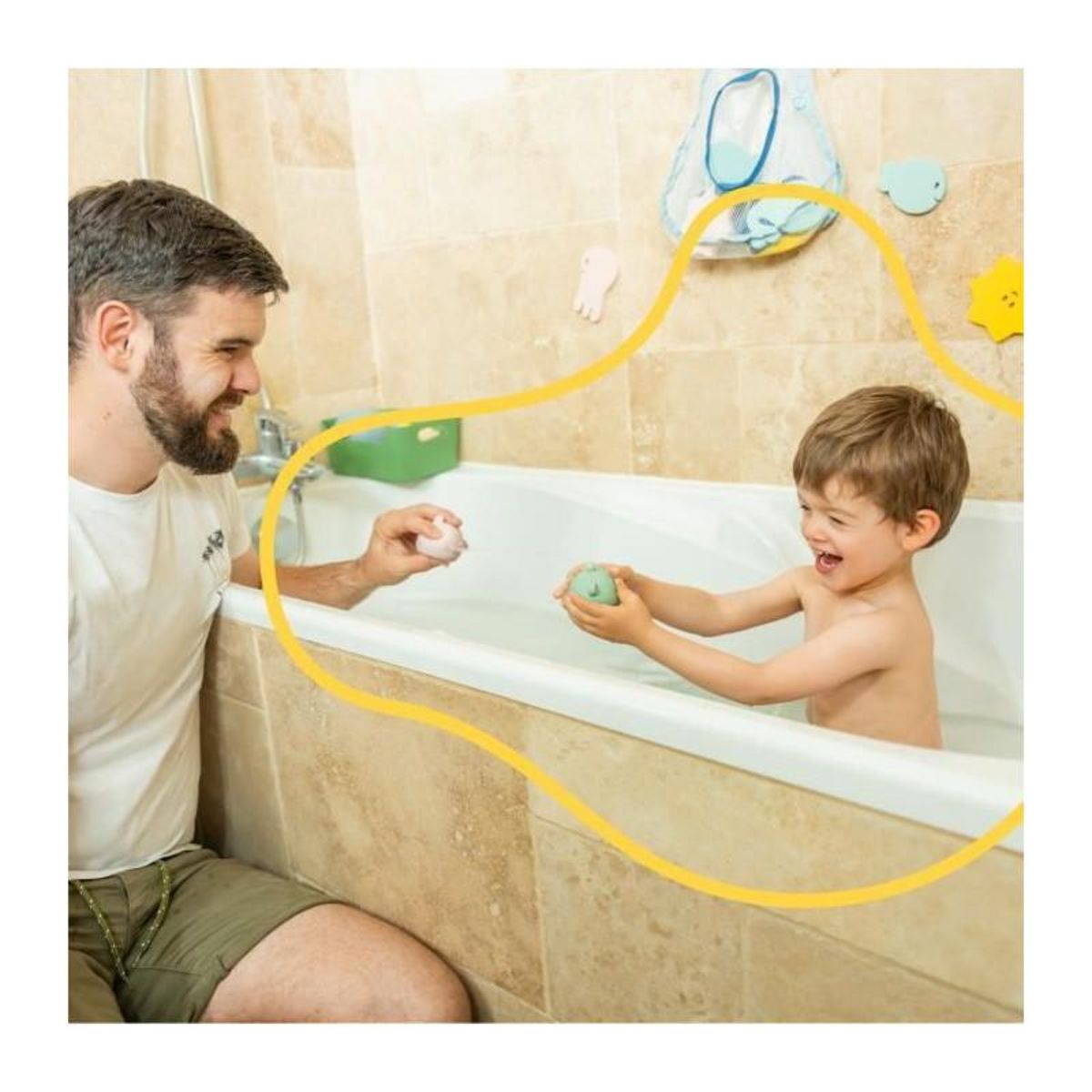 BADABULLE Badabulle Lot de 4 Aspergeurs de bain - Jouets de Bain en Silicone Souple - S'ouvrent pour etre lavés
