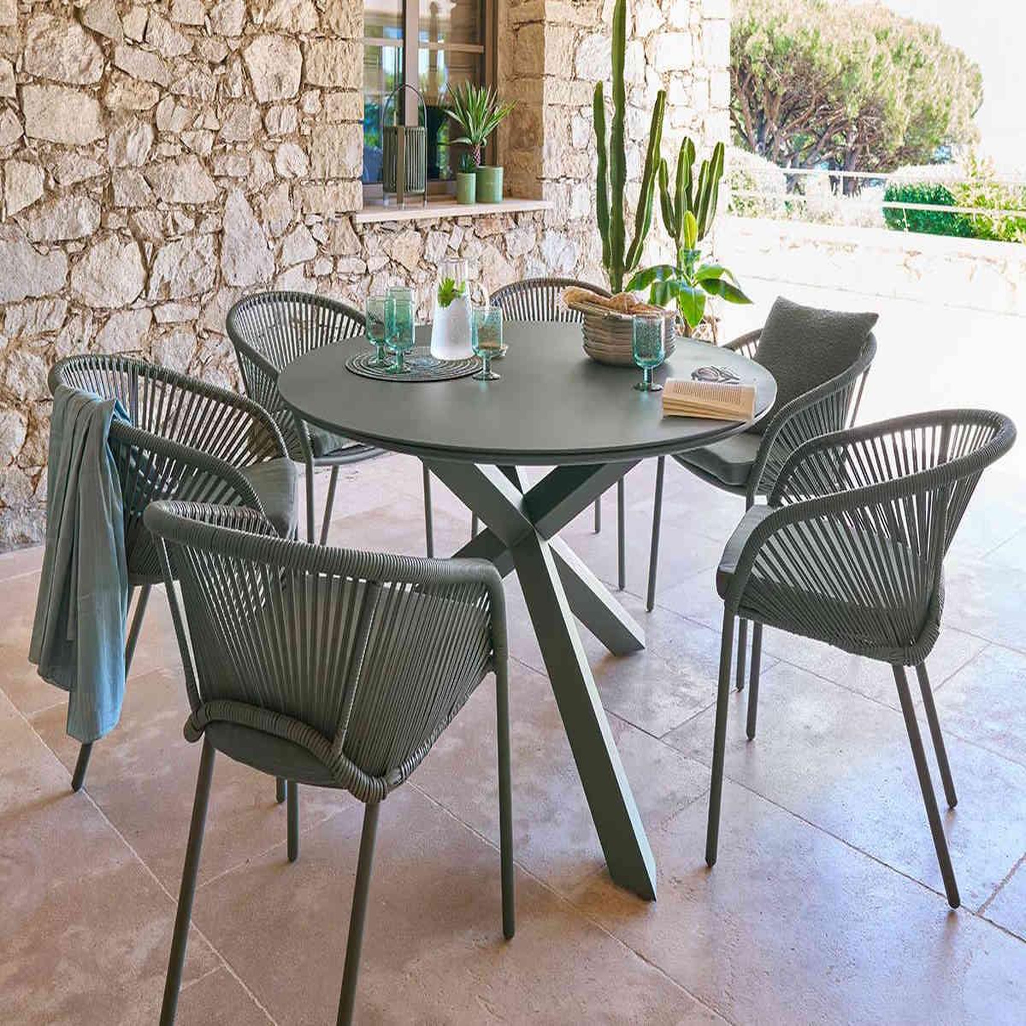 Voir la diapositive 2 : HESPERIDE Table de jardin ronde Alu/Verre Oryon Laurier - 6 places - Hespéride