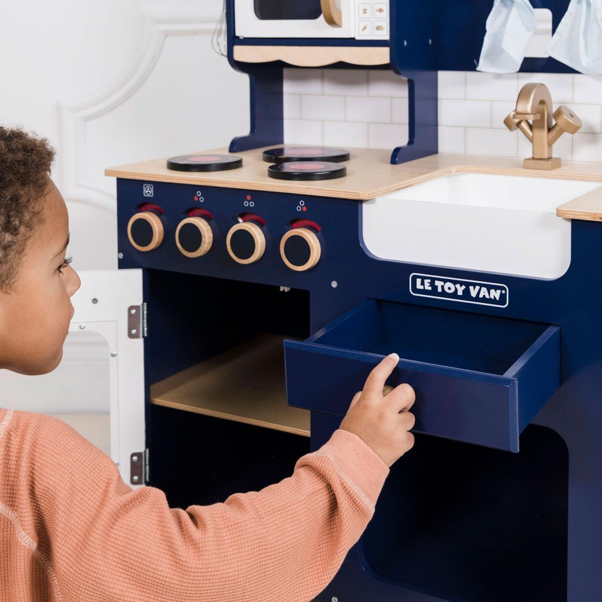 Voir la diapositive 4 : Le Toy Van Cuisine en bois - Oxford - bleu nuit