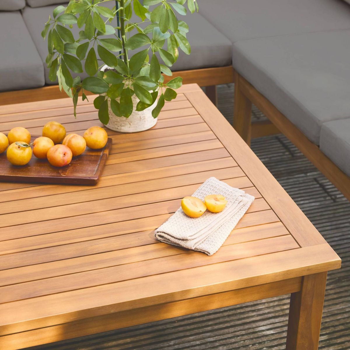 SWEEEK Salon de jardin d'angle en acacia 5 places LOBERIA CORNER, table carrée