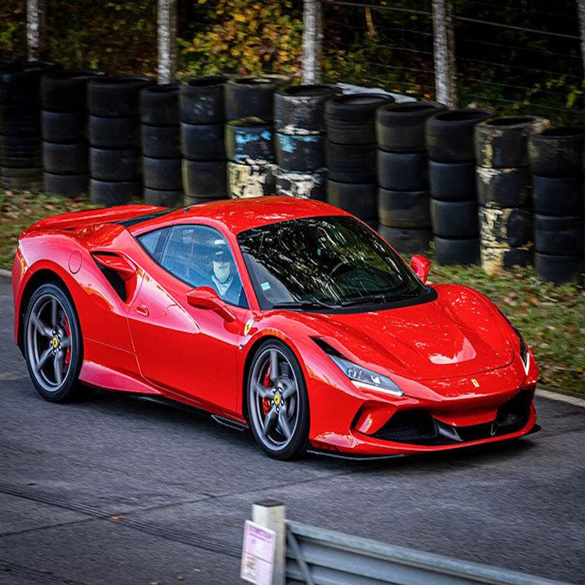 Smartbox Stage de pilotage : 2 tours sur le circuit de Saint-Laurent-de-Mure en Ferrari F8 Tributo - Coffret Cadeau Sport & Aventure