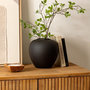Voir la diapositive 2 : ATMOSPHERA Vase Boule en Dolomite  Rily  22cm Noir