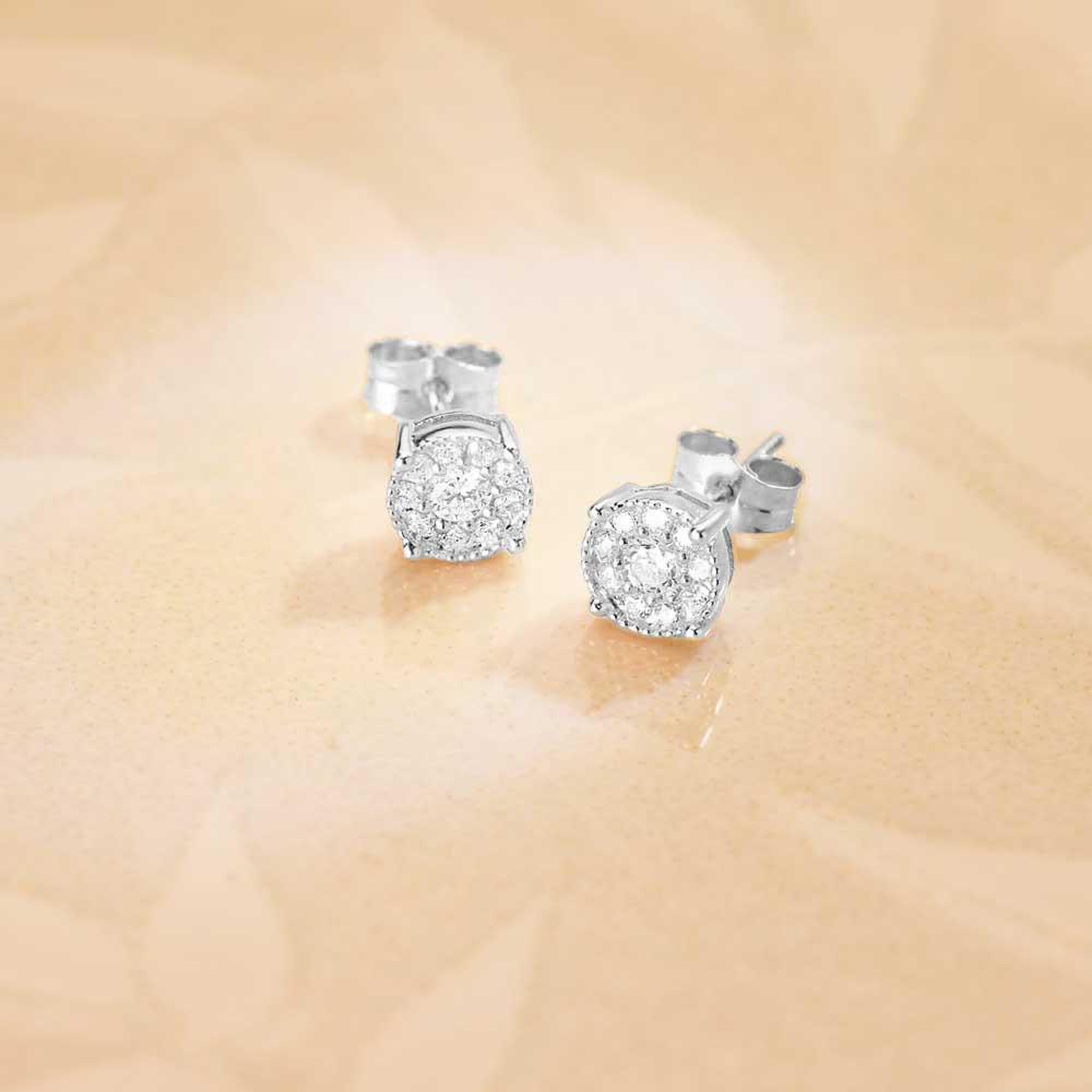 Voir la diapositive 2 : L'ATELIER D'AZUR Boucles d'Oreilles Solitaires Accompagné Diamants de Synthèse 0.365 Carats - Or 18 Carats 750 Blanc