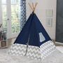 Voir la diapositive 3 : Kidkraft Tipi bleu marine à chevron gris et blanc