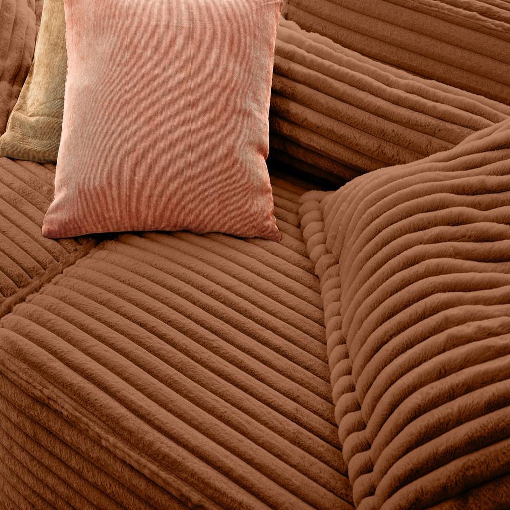 Voir la diapositive 4 : LISA DESIGN Richie - canapé droit 3 places avec double méridienne - assise profonde - en fausse fourrure côtelée