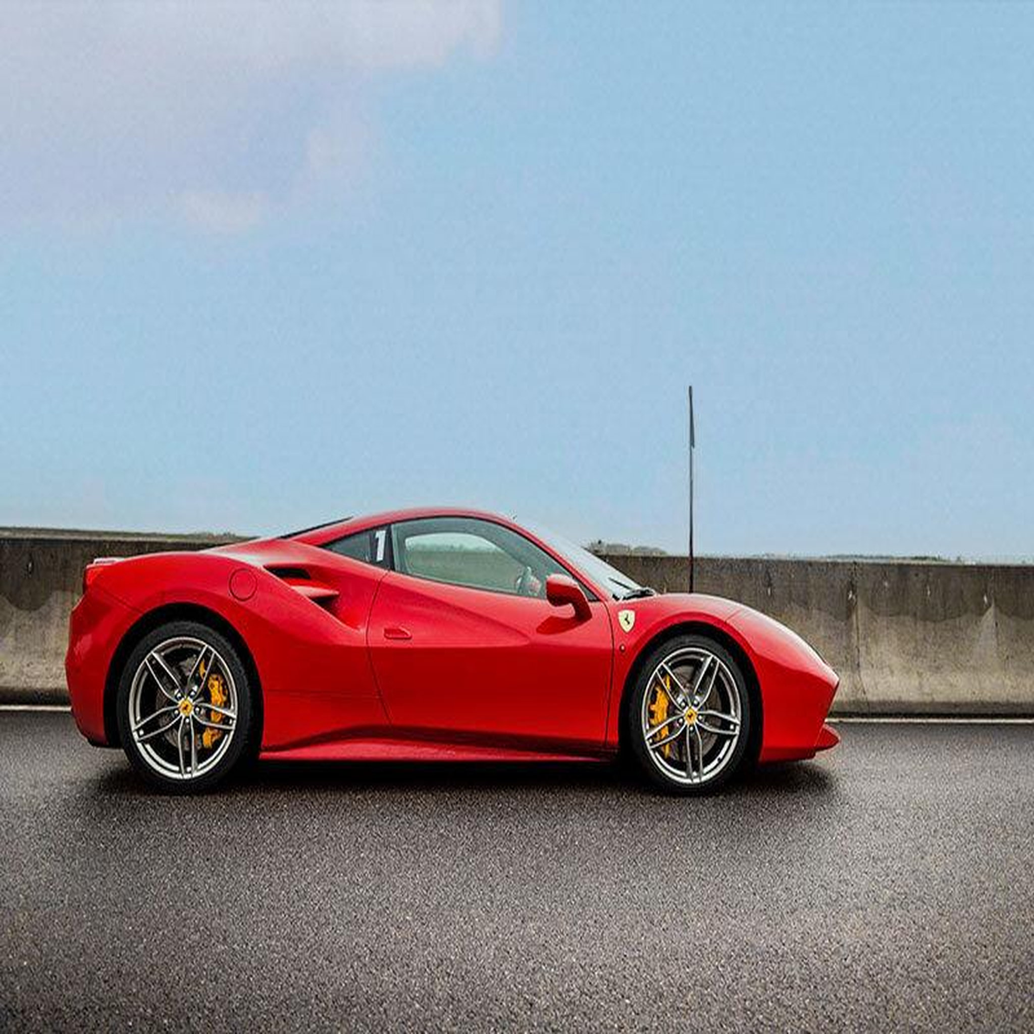 Voir la diapositive 2 : Smartbox Stage de pilotage : 2 tours au volant ou en passager en Ferrari 488 GTB sur circuit - Coffret Cadeau Sport & Aventure