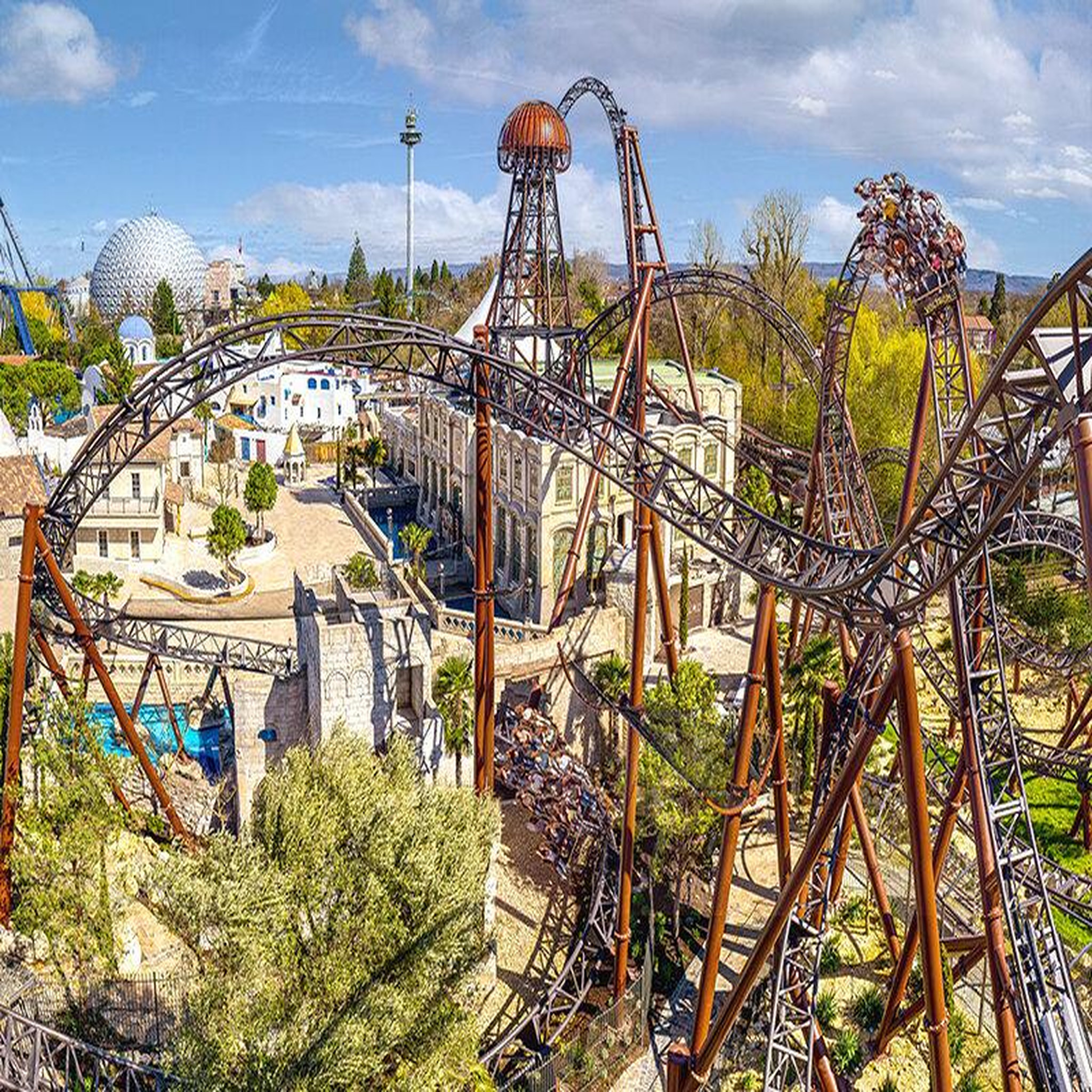 Voir la diapositive 2 : Smartbox Séjour europa-park 2026 : billet pour 2 adultes (2 jours) et 2 nuits dans un hôtel proche d'europa-park - coffret cadeau multi-thèmes
