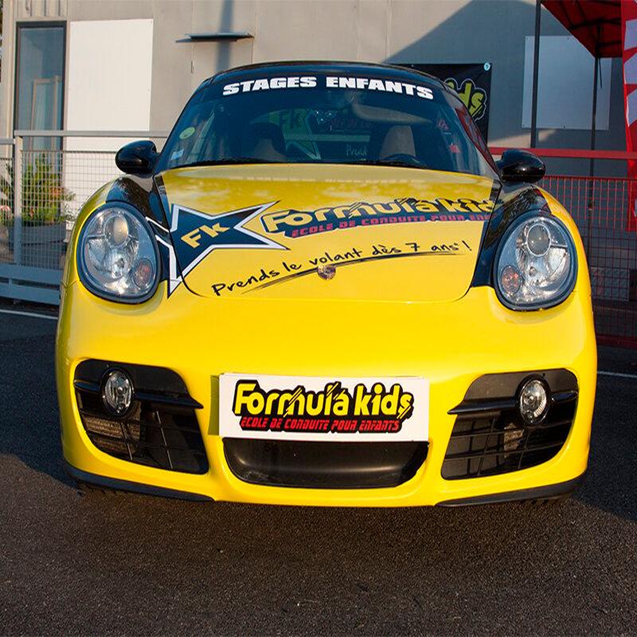 Voir la diapositive 4 : Smartbox Stage pilotage enfant : 12 ou 15 tours de circuit au volant d'une Porsche Cayman - Coffret Cadeau Sport & Aventure