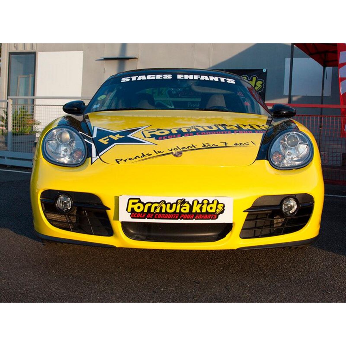 Smartbox Stage pilotage enfant : 12 ou 15 tours de circuit au volant d'une Porsche Cayman - Coffret Cadeau Sport & Aventure
