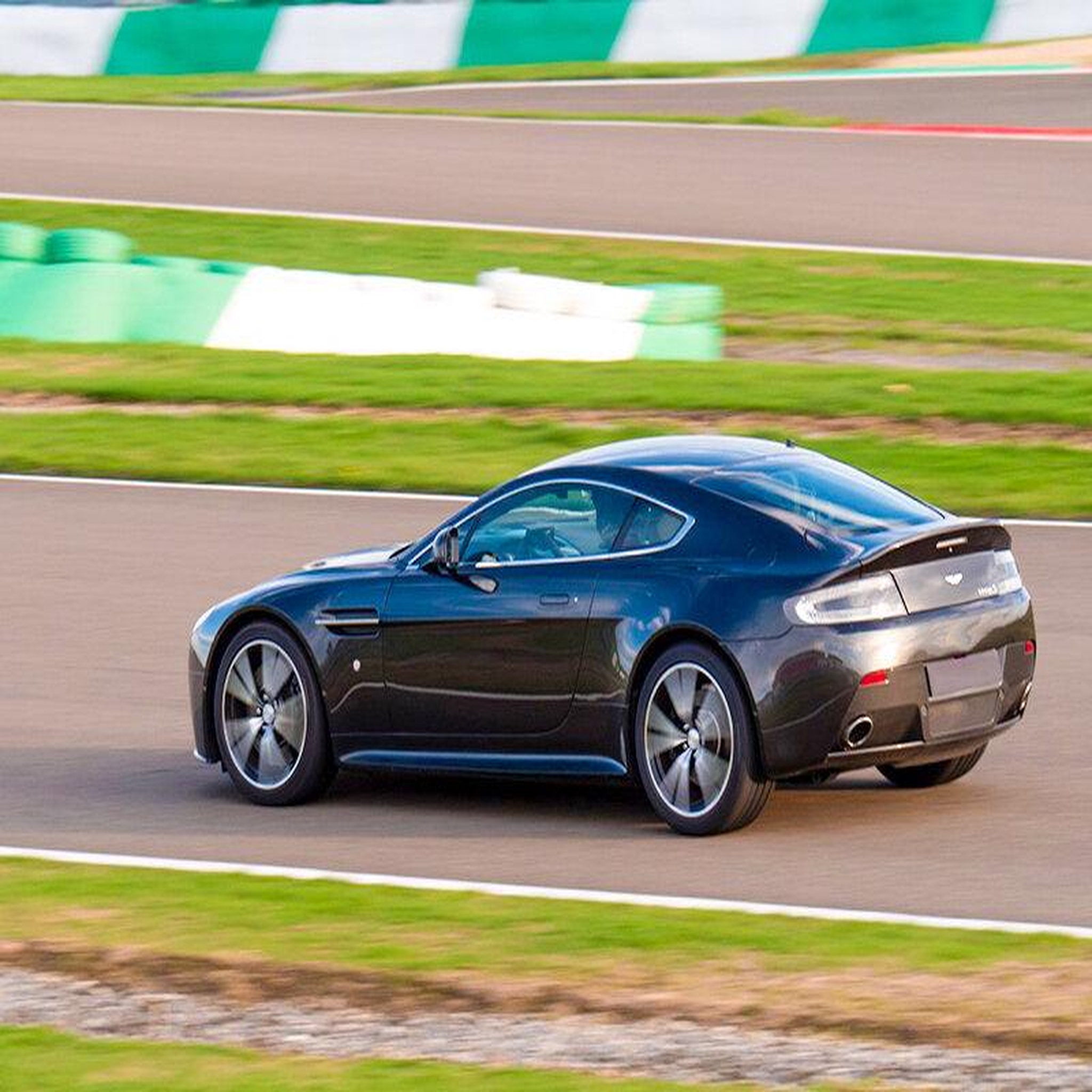 Voir la diapositive 2 : Smartbox Stage de pilotage : 5 tours sur le circuit de magny-cours en aston martin v8 vantage - coffret cadeau sport & aventure