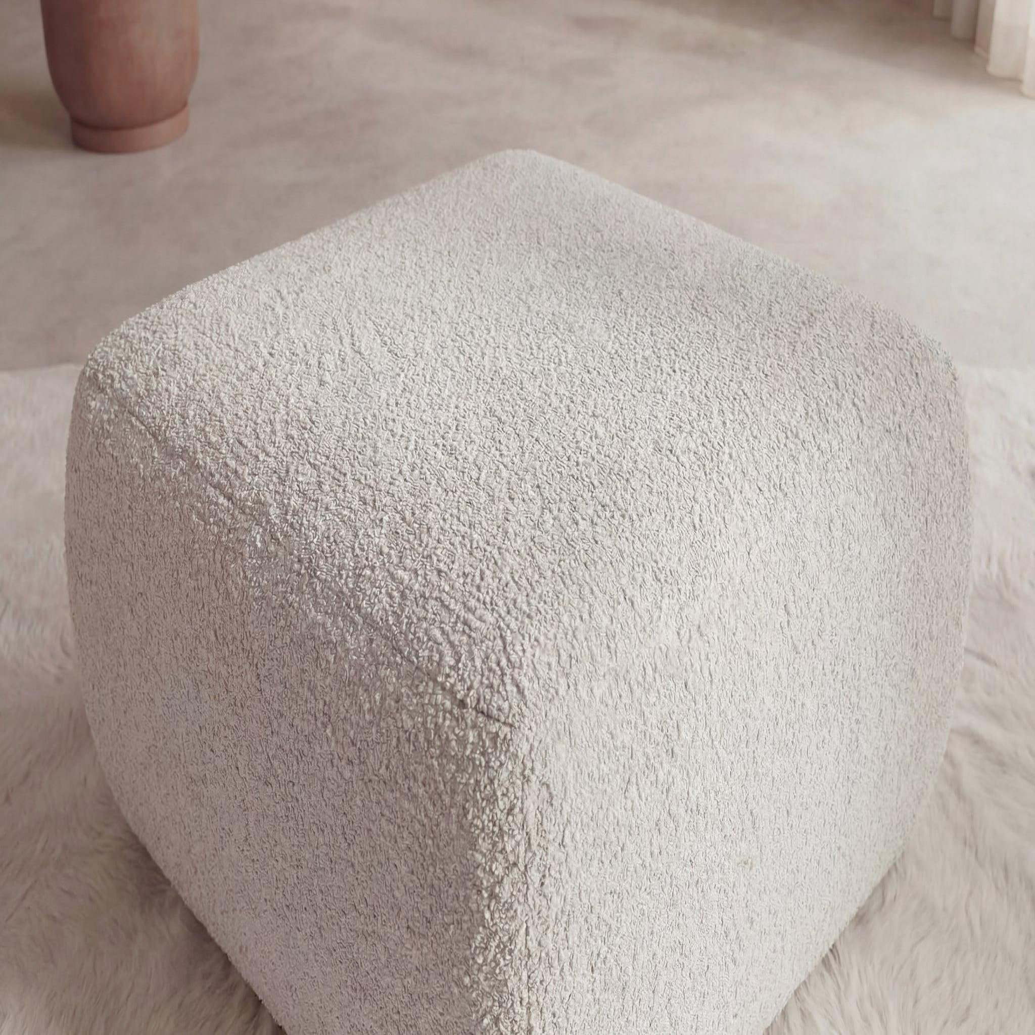 Voir la diapositive 2 : CASANOVA PARIS Ariel - pouf en tissu bouclette 80x80x40