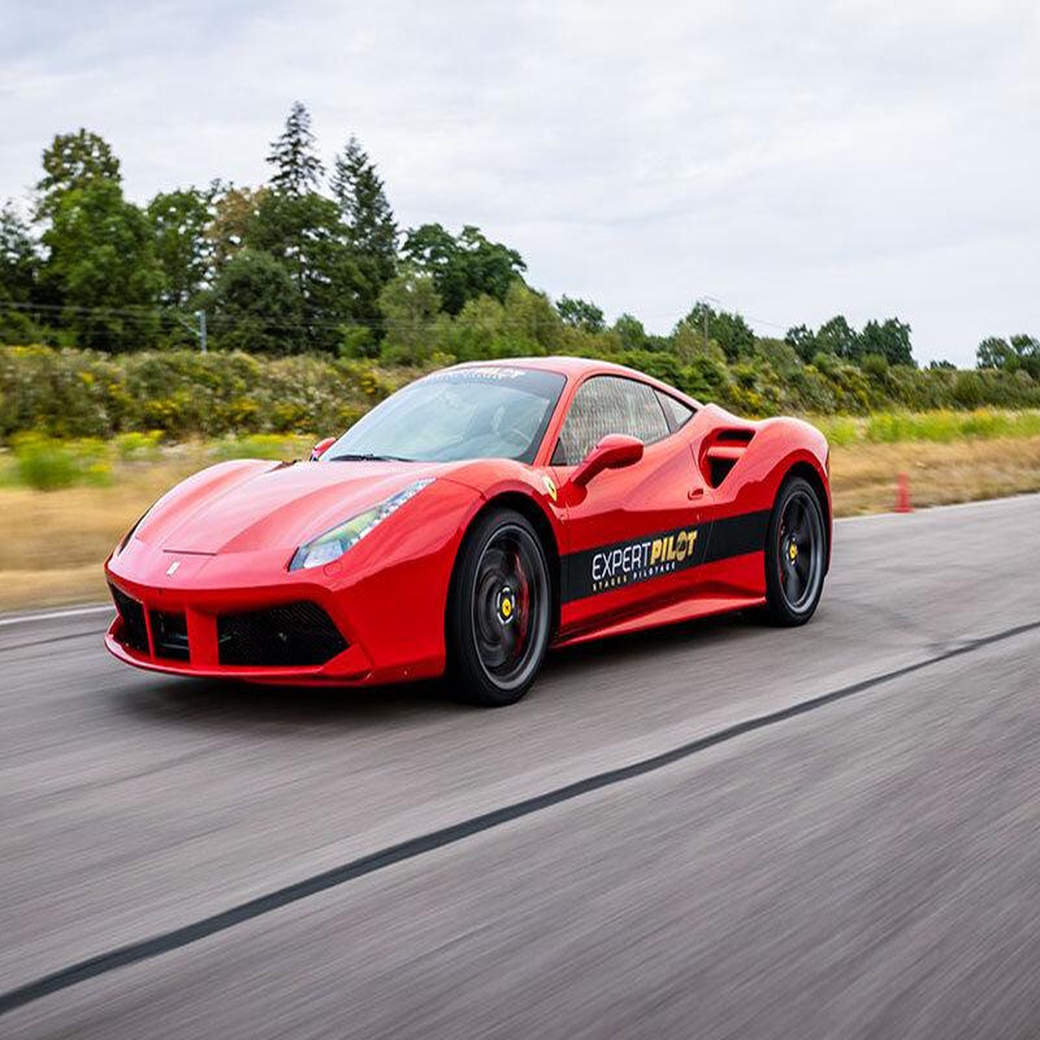 Voir la diapositive 2 : Smartbox Stage de pilotage : 4 tours sur le circuit de chambley en ferrari 488 gtb, lamborghini huracán ou porsche 911 gt3 - coffret cadeau sport & aventure