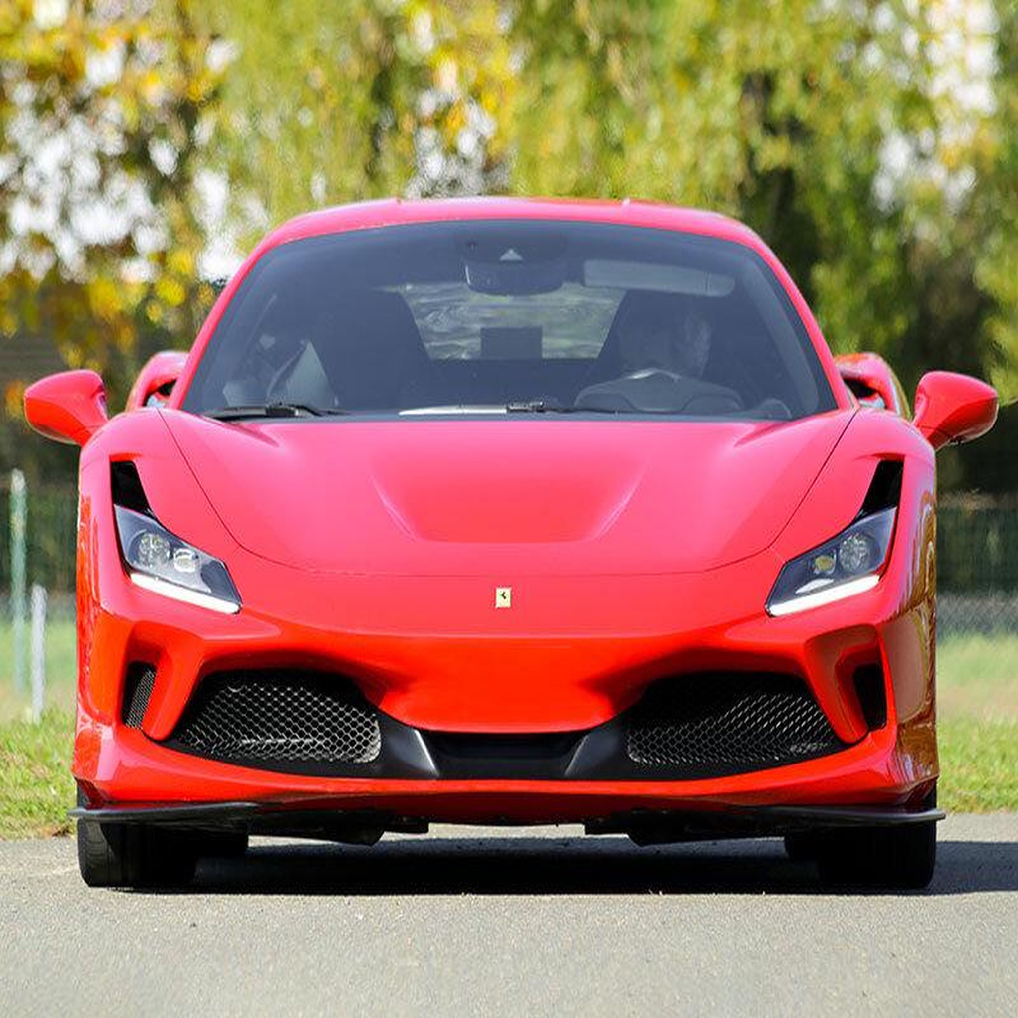 Voir la diapositive 2 : Smartbox Stage de pilotage : 4 tours sur le circuit de Croix-en-Ternois en Ferrari F8 Tributo - Coffret Cadeau Sport & Aventure