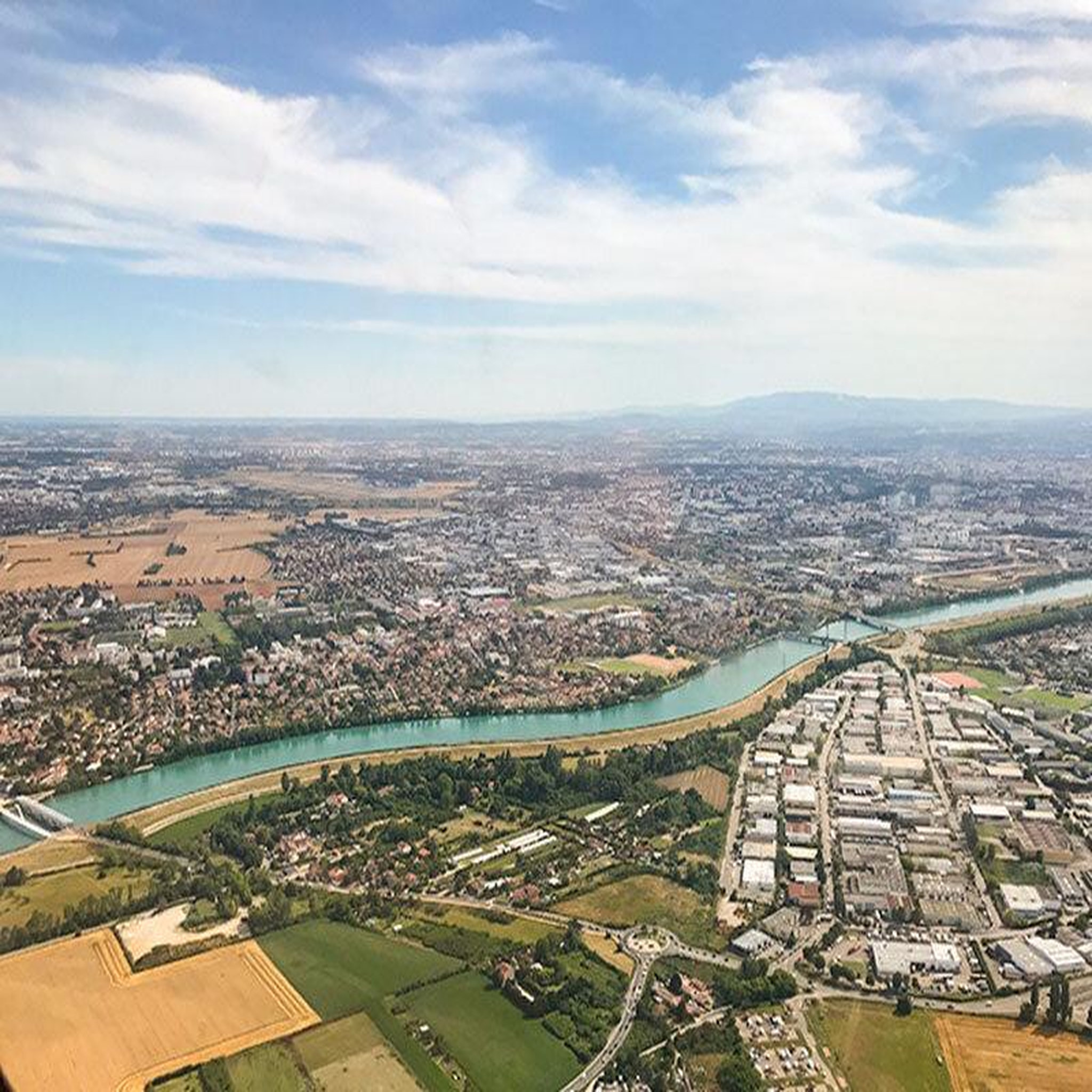 Voir la diapositive 5 : Smartbox Vol en hélicoptère de 20 min pour 2 personnes près de Lyon - Coffret Cadeau Sport & Aventure