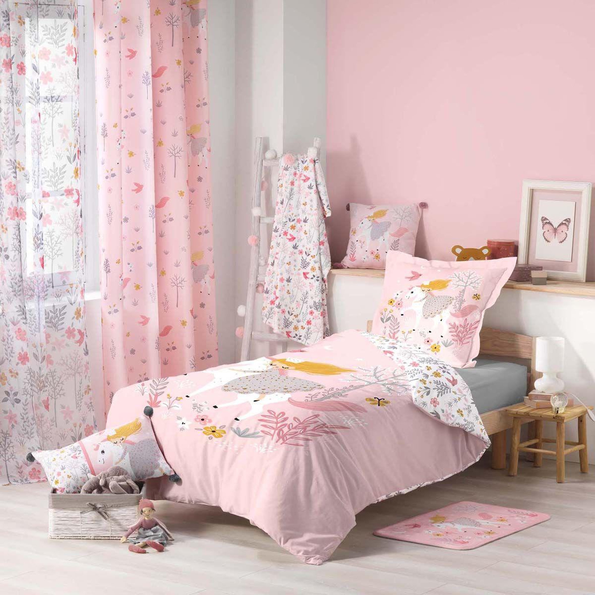 Voir la diapositive 3 : Douceur d'Intérieur Coussin enfant  fée des bois  30x50cm rose
