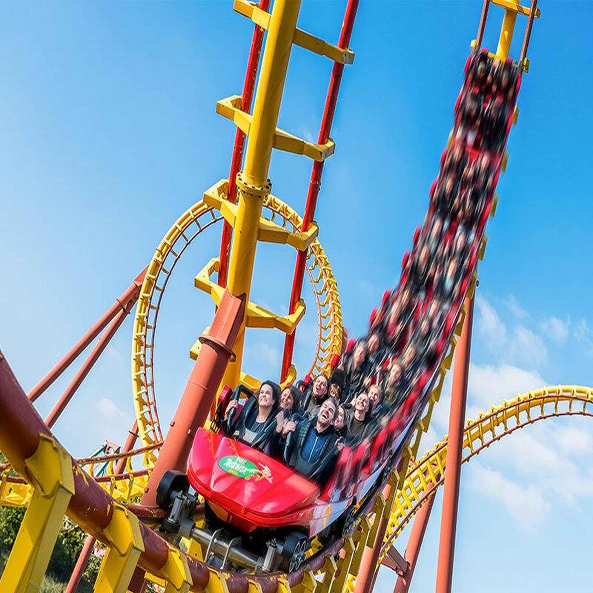 Voir la diapositive 2 : Smartbox Séjour Parc Astérix : Billets d'entrée pour 2 adultes Moyenne Saison (2 jours) et nuit à l'Hôtel Les Quais de Lutèce - Coffret Cadeau Séjour