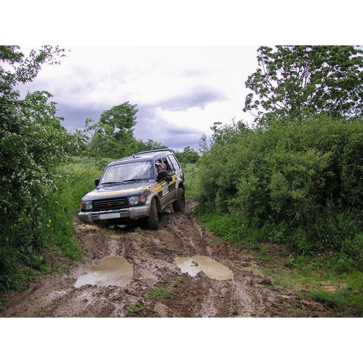 Smartbox Initiation au raid 4x4 lors d'une demi-journée à sensations - Coffret Cadeau Sport & Aventure