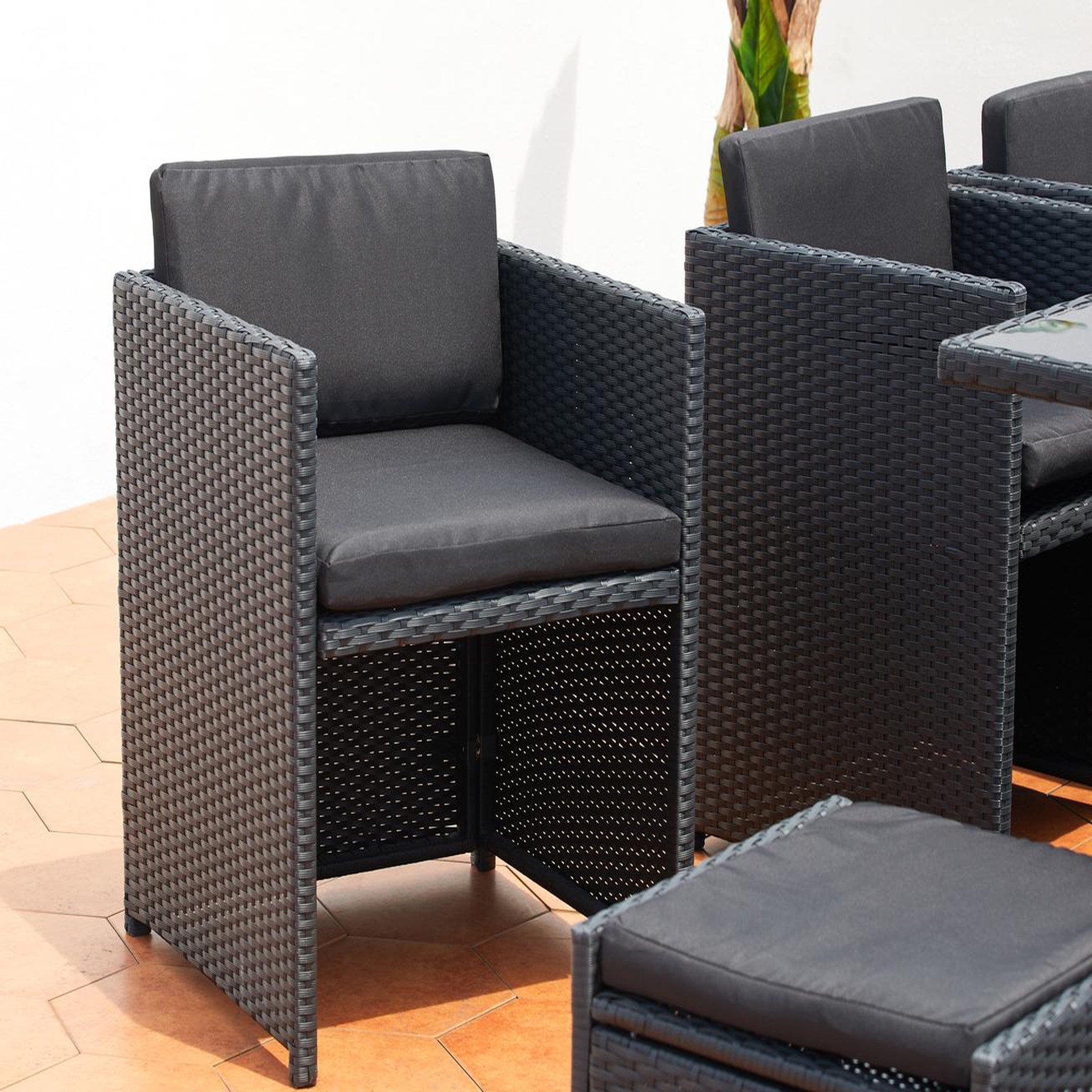 Voir la diapositive 4 : CONCEPT USINE Table et chaises 4 places encastrables en résine noir-noir miami