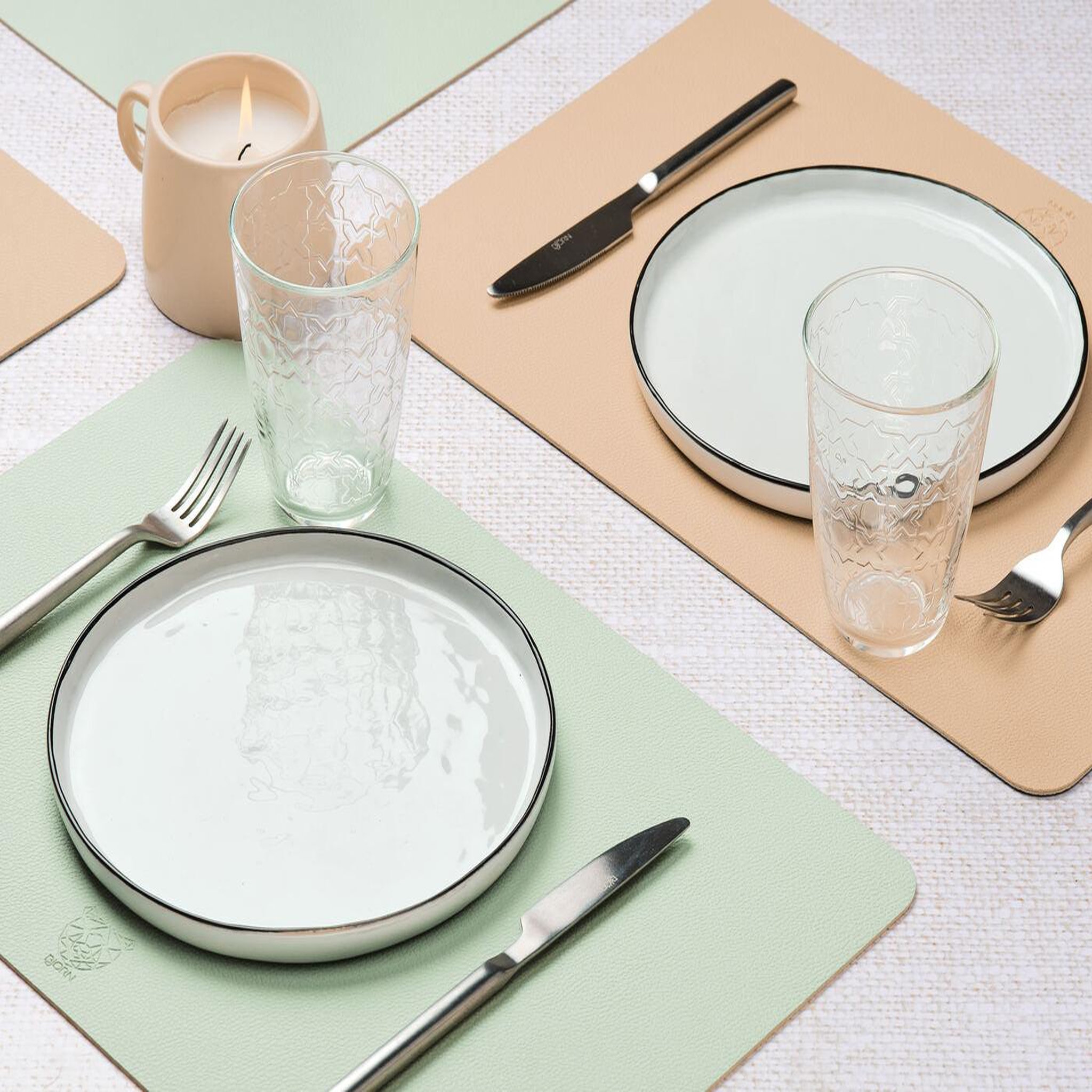 Voir la diapositive 2 : BJORN Set de table rectangulaire réversible - 6 pièces - cuir recyclé rose pâle et vert pâle