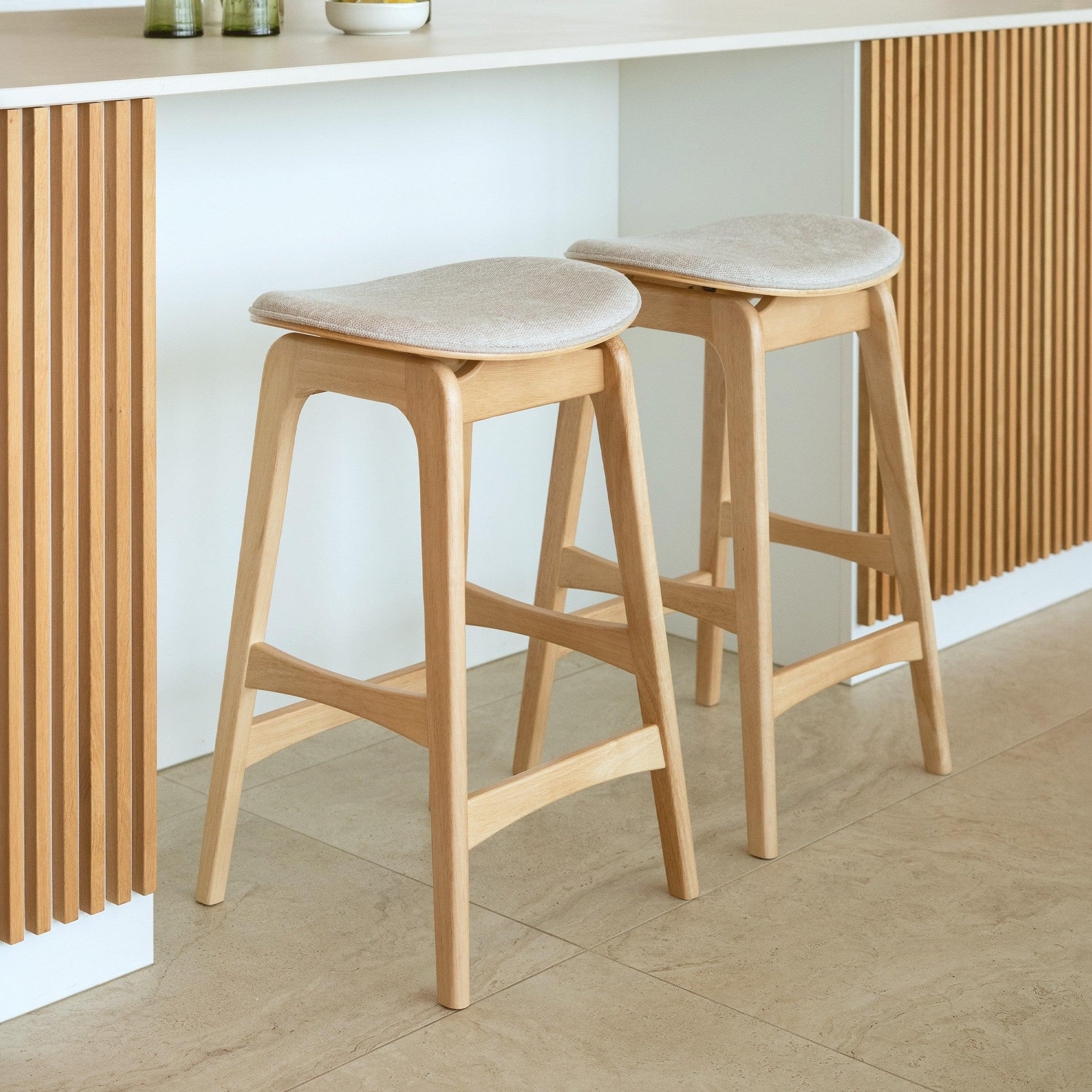 Voir la diapositive 2 : MAISON PAVANE Lot de 2 tabourets pour îlot central 65,5 cm en bois et tissu beige-Jude