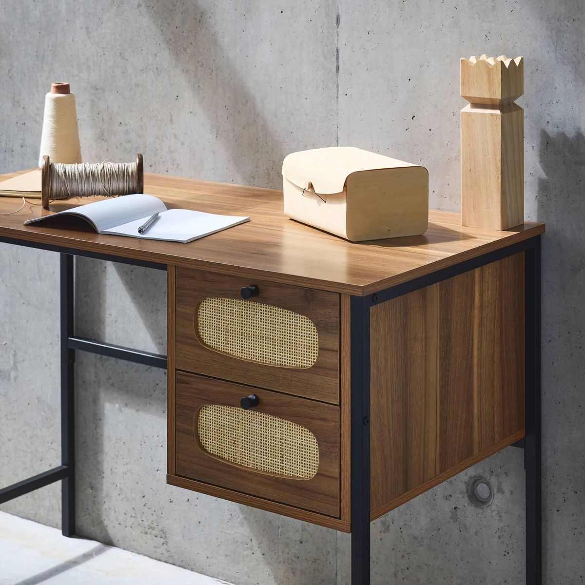 SWEEEK Bureau rétro décor bois et cannage avec piètement et poignées en métal noir