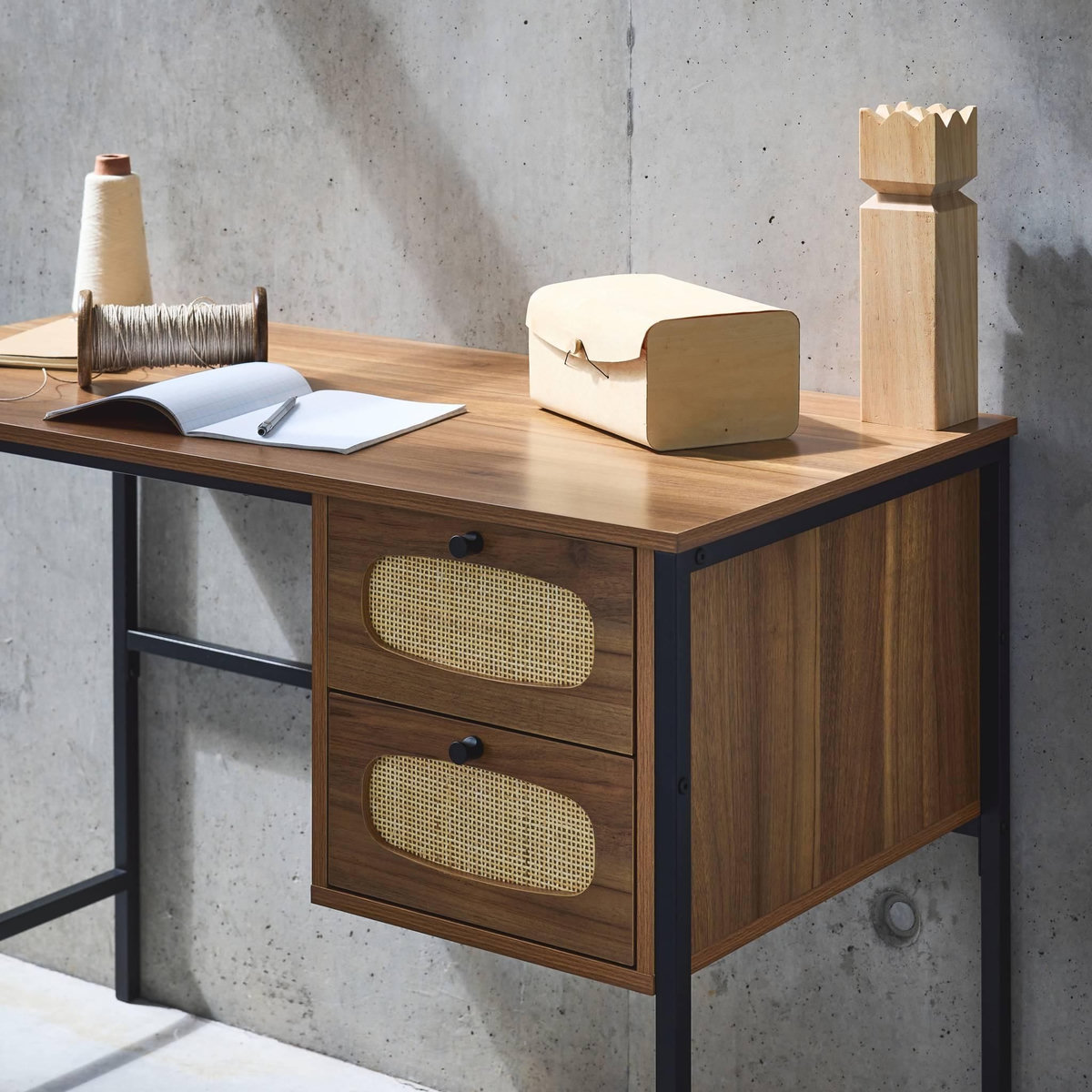 SWEEEK Bureau rétro décor bois et cannage avec piètement et poignées en métal noir