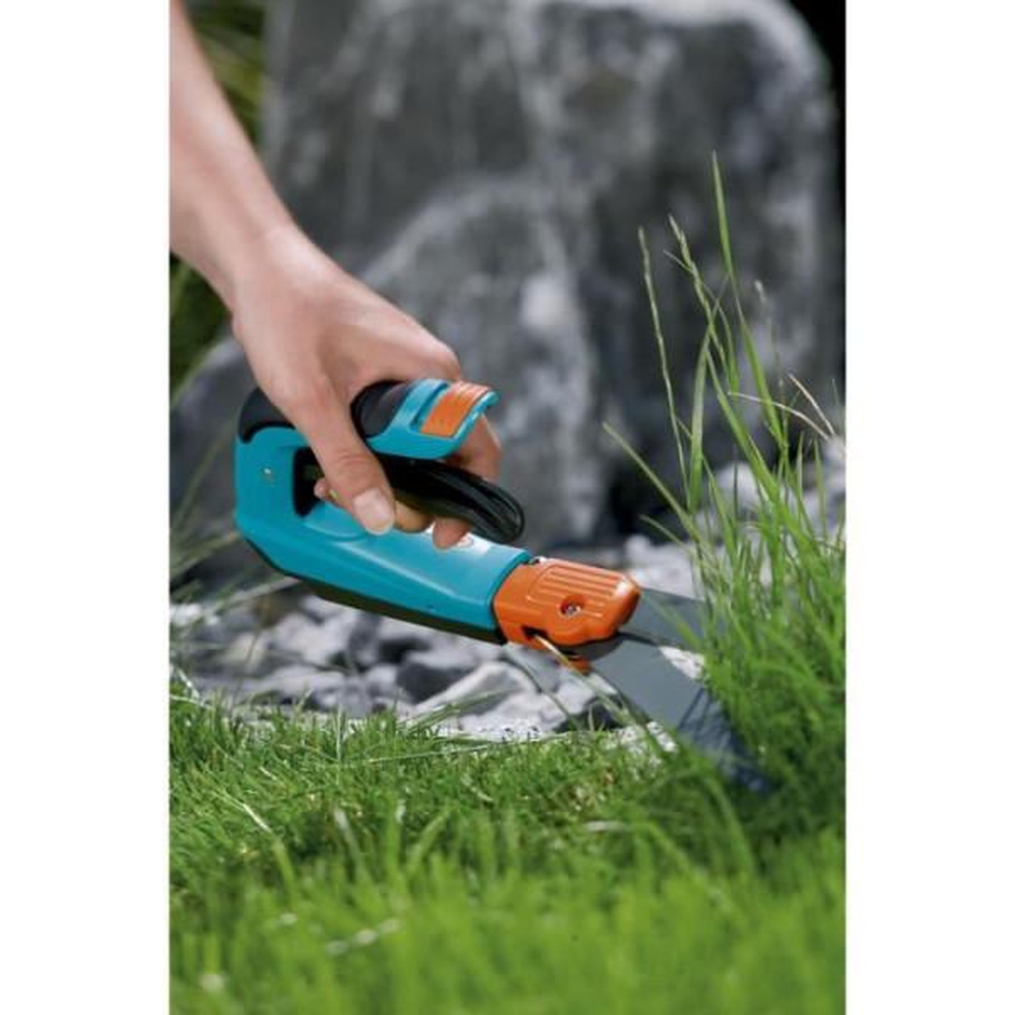 Voir la diapositive 2 : Gardena Cisaille a Gazon GARDENA - Orientable Confort – Lames ondulées – Revetement anti-adhérence – Poignée ergonomique (8735-