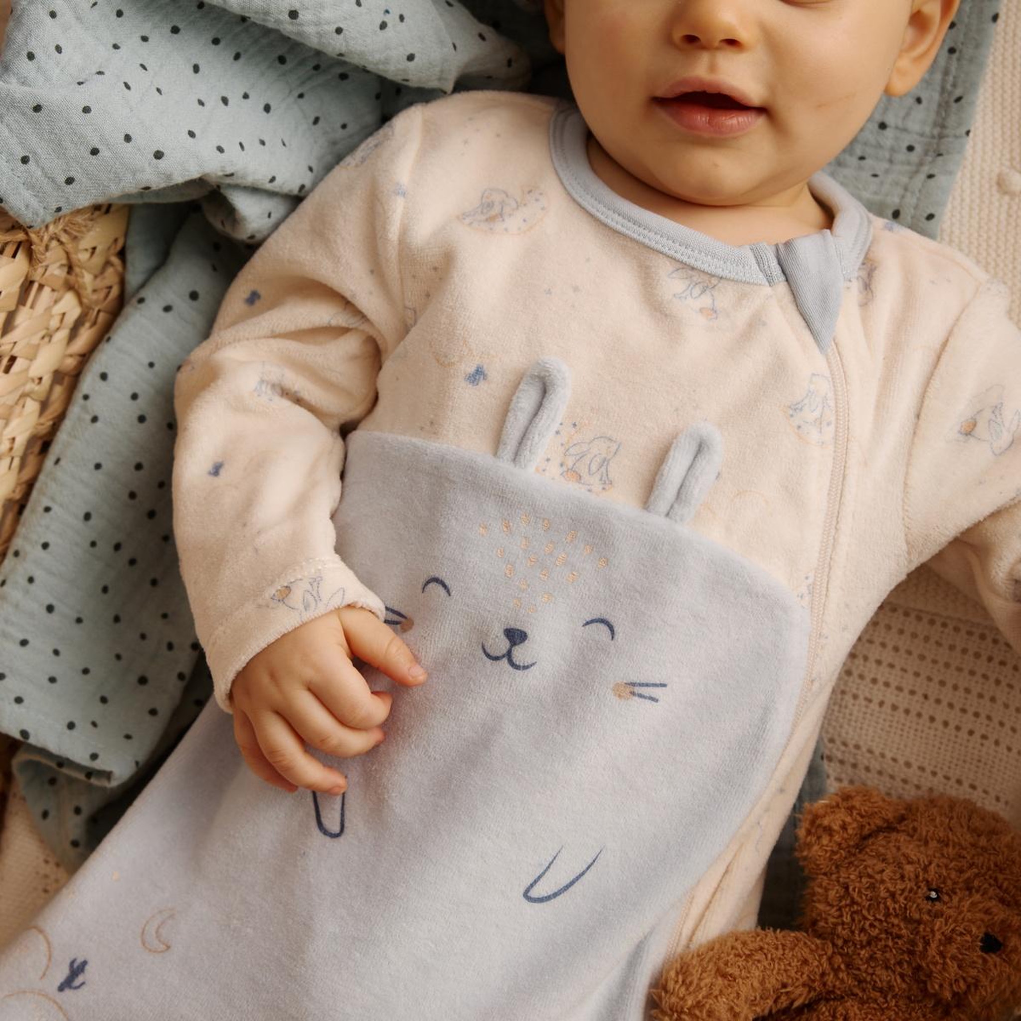 Voir la diapositive 5 : PETIT BEGUIN Pyjama bébé en velours ouverture zippée voix lactée