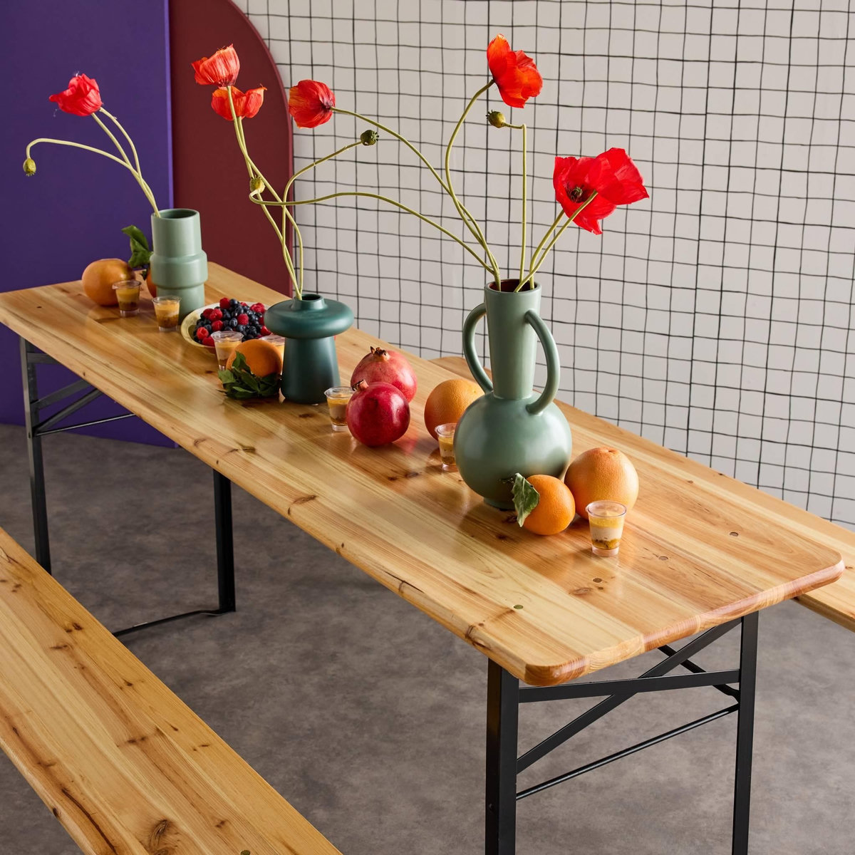 SWEEEK Lot de 2 tables de réception pliantes bois de sapin 2 bancs naturel Bayonne esprit brasserie 12 places