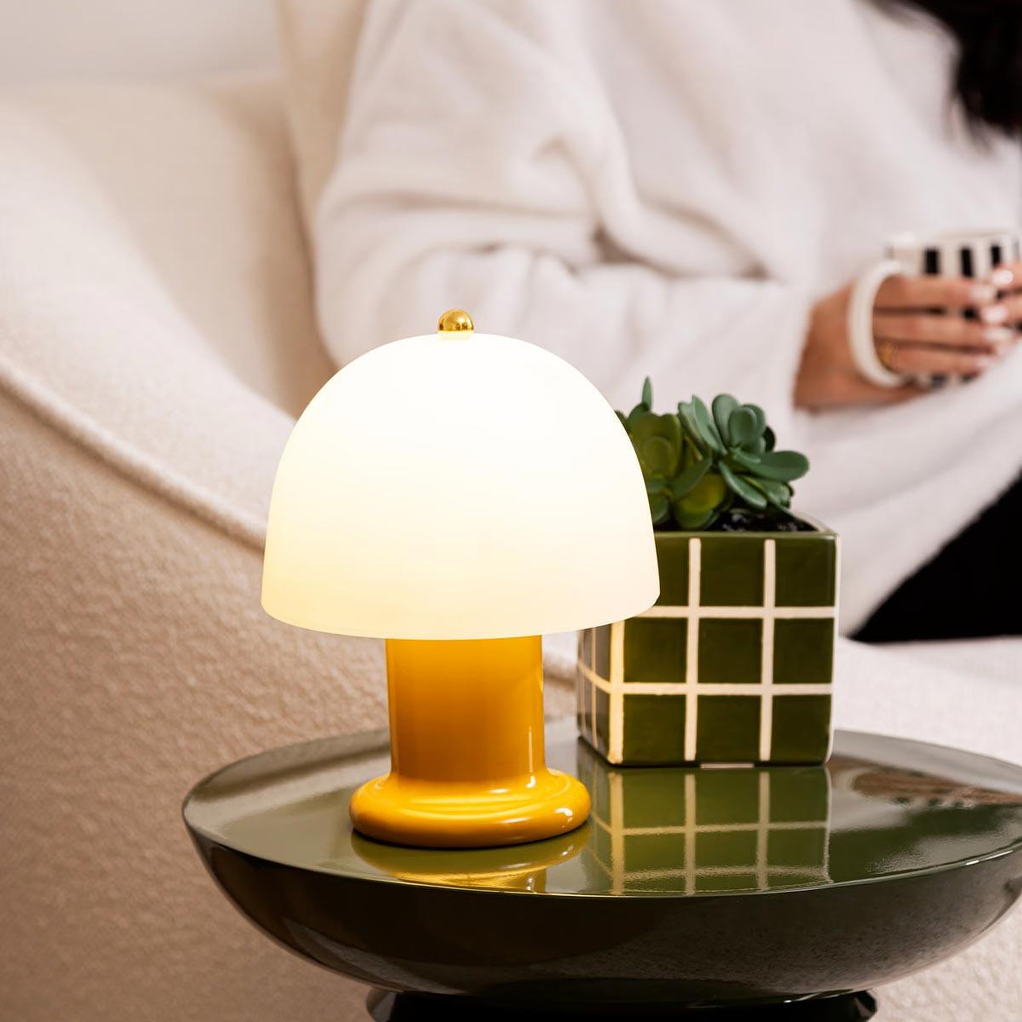 Voir la diapositive 2 : ATMOSPHERA Lampe à poser led  rick  21cm jaune