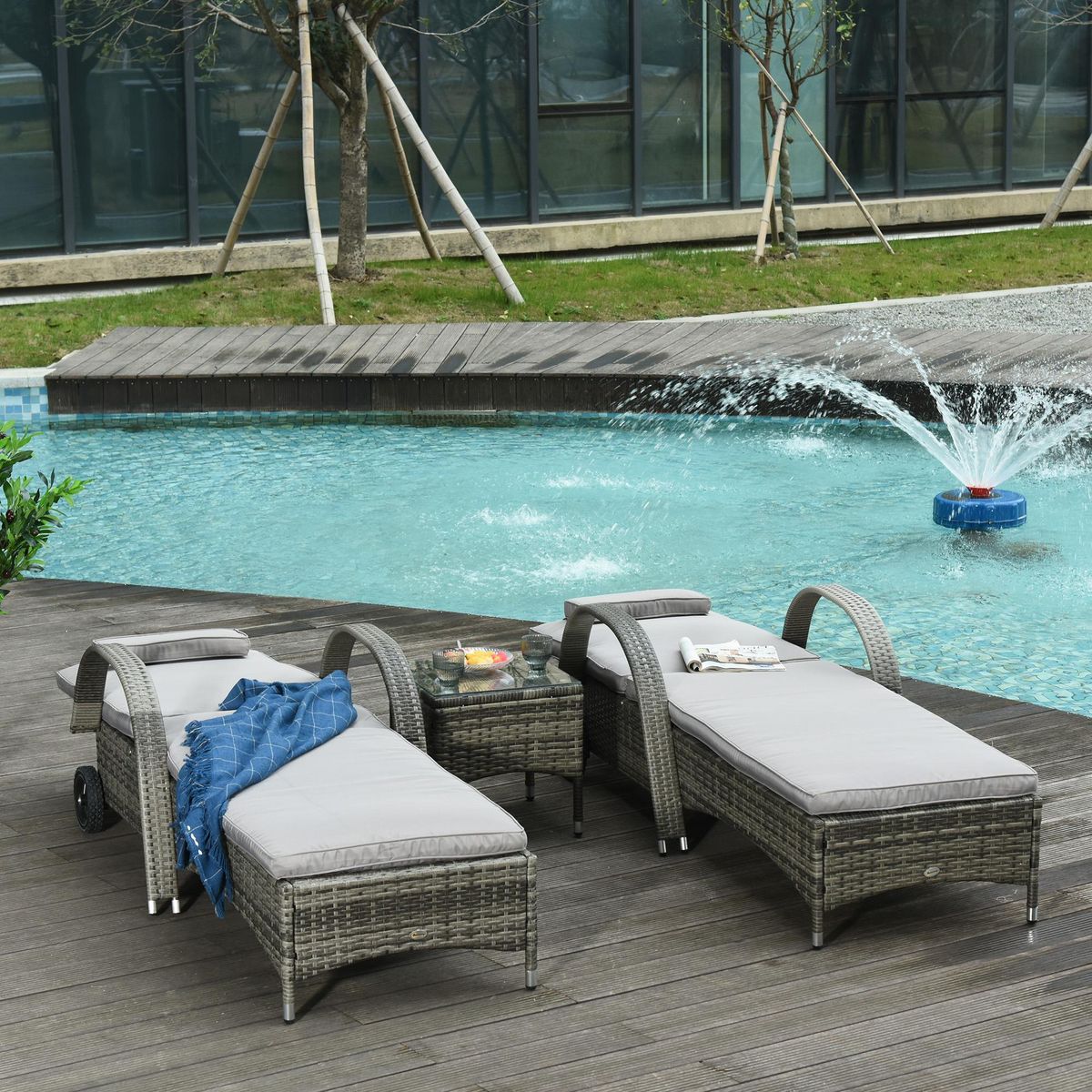 OUTSUNNY Lot de 2 transats bains de soleil grand confort : matelas, têtière, inclinaison réglable multipostions, accoudoirs, roulettes + table basse verre trempé résine tressée grise