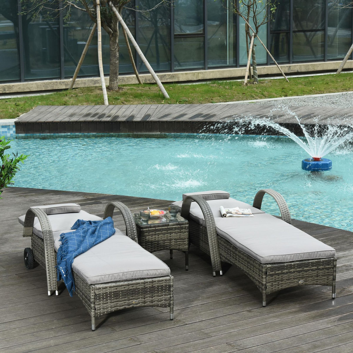 OUTSUNNY Lot de 2 transats bains de soleil grand confort : matelas, têtière, inclinaison réglable multipostions, accoudoirs, roulettes + table basse verre trempé résine tressée grise