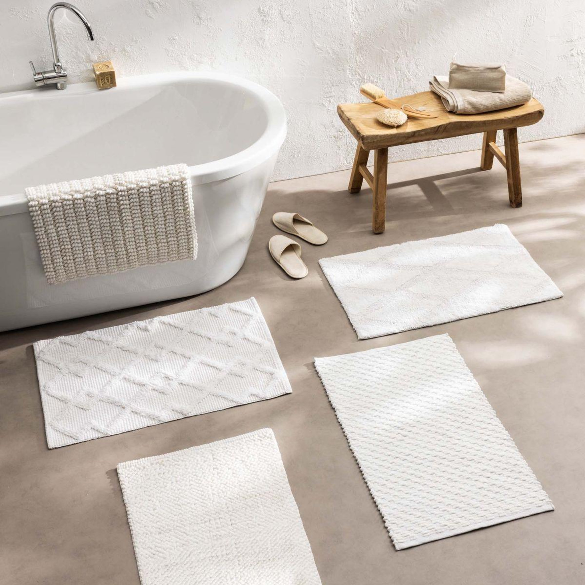 Voir la diapositive 6 : Douceur d'Intérieur Tapis de bain tufté  thais  50x80cm blanc