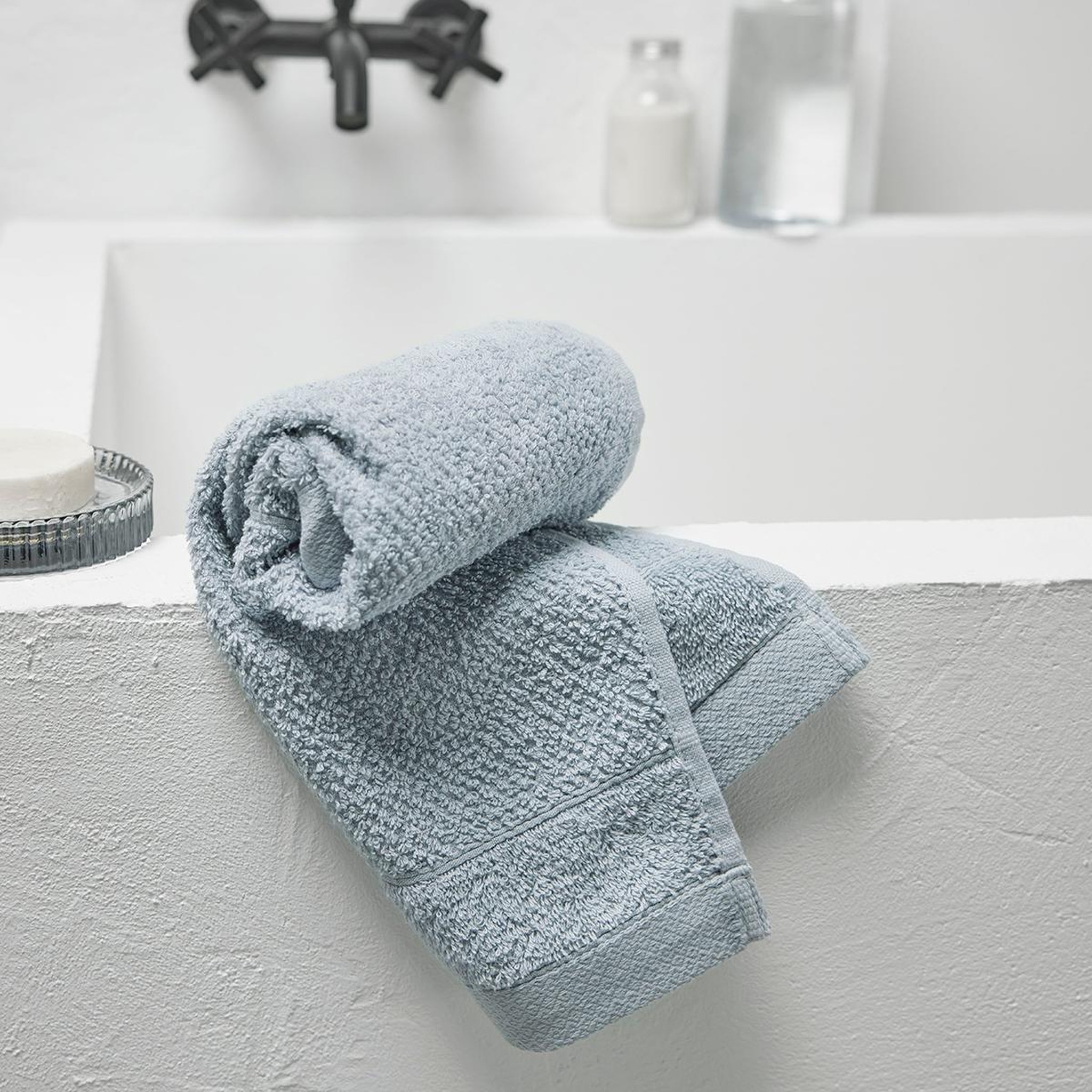 TODAY Serviette de toilette unie en  Coton bio 450 G/M². Coloris disponibles : Blanc, Gris