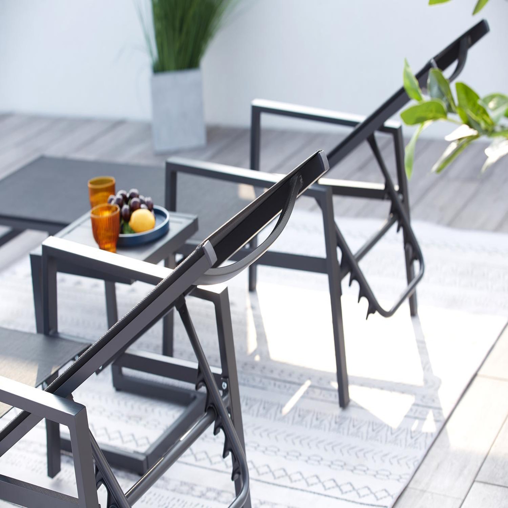 Voir la diapositive 4 : CONCEPT USINE Lot de 2 transats et une table d'appoint noir bari